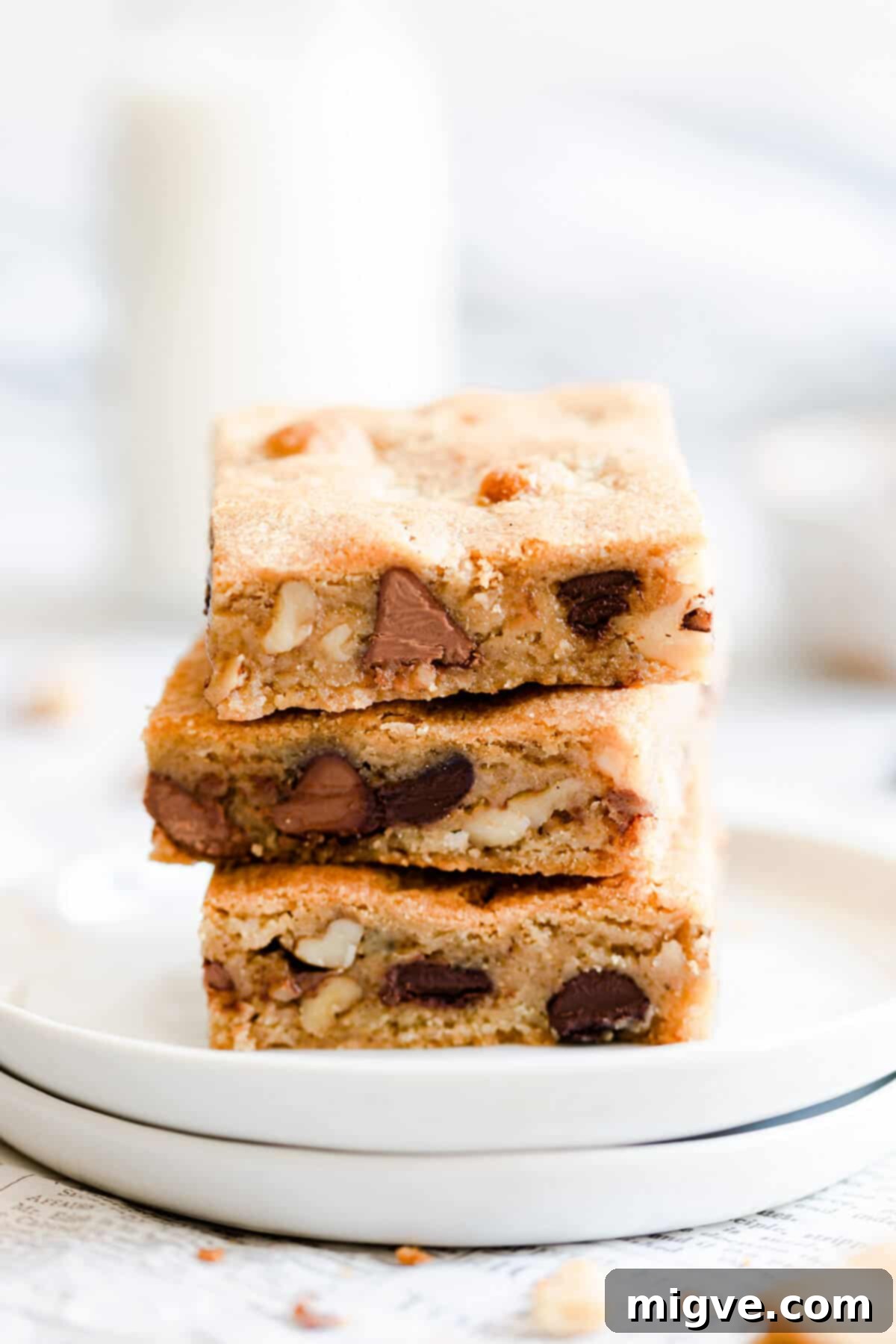 Chocolate Chip and Walnut Blondies 1 featured 13019