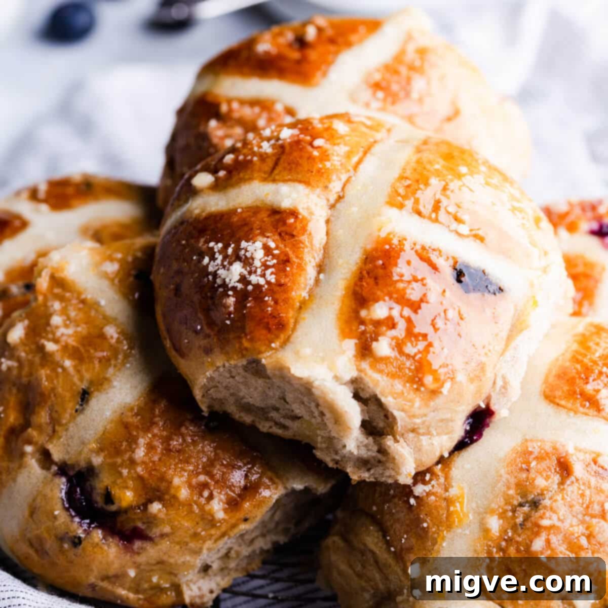 Luscious Blueberry Hot Cross Buns 1 featured 15247
