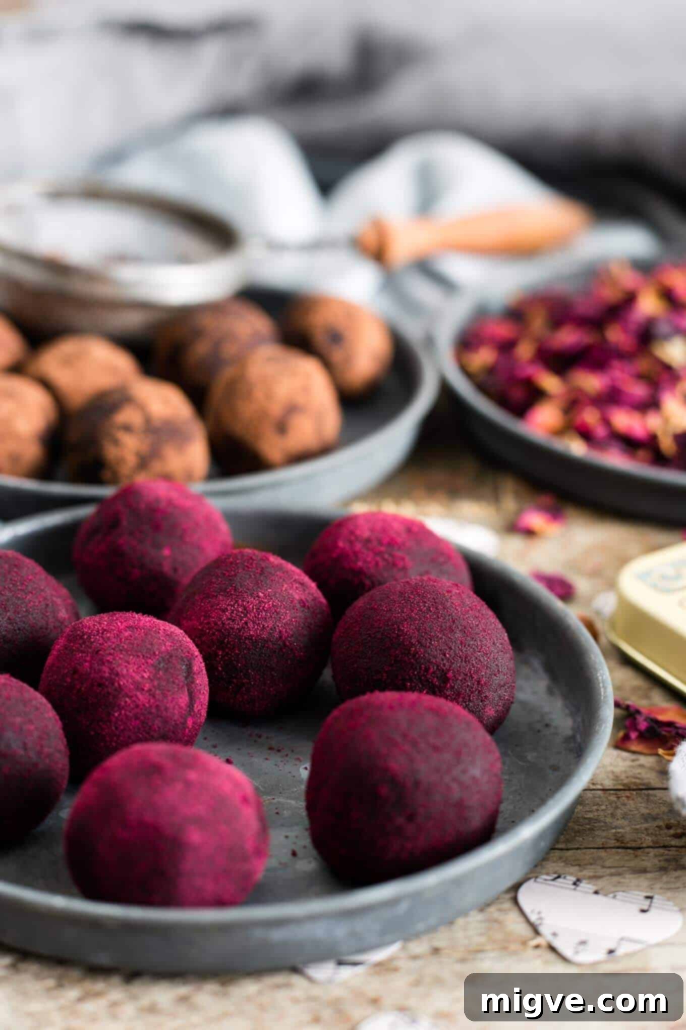 Soft and gooey chocolate peanut butter truffles, made with healthy ingredients. Ideal for vegan and refined sugar-free diets.