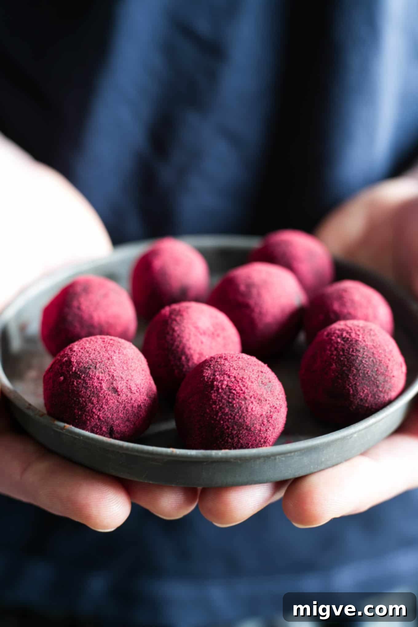 Delicious and easy recipe for chocolate and peanut butter truffles. They are refined sugar-free, vegan, and dairy-free, made with natural ingredients.