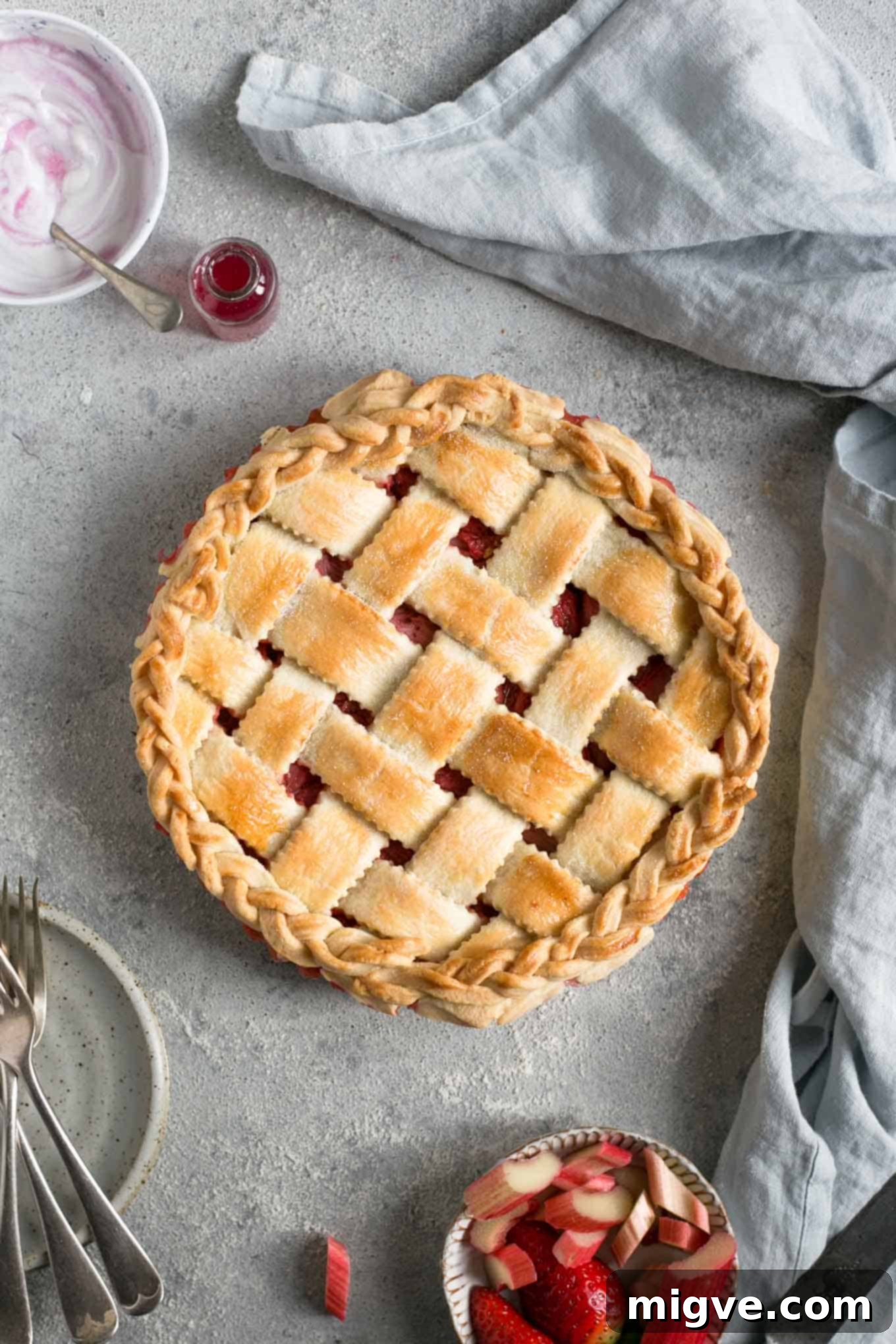 Classic rhubarb strawberry pie. Easy and delicious recipe, ideal for a whole family! #vegetarian #rhubarb #pie | via @annabanana.co