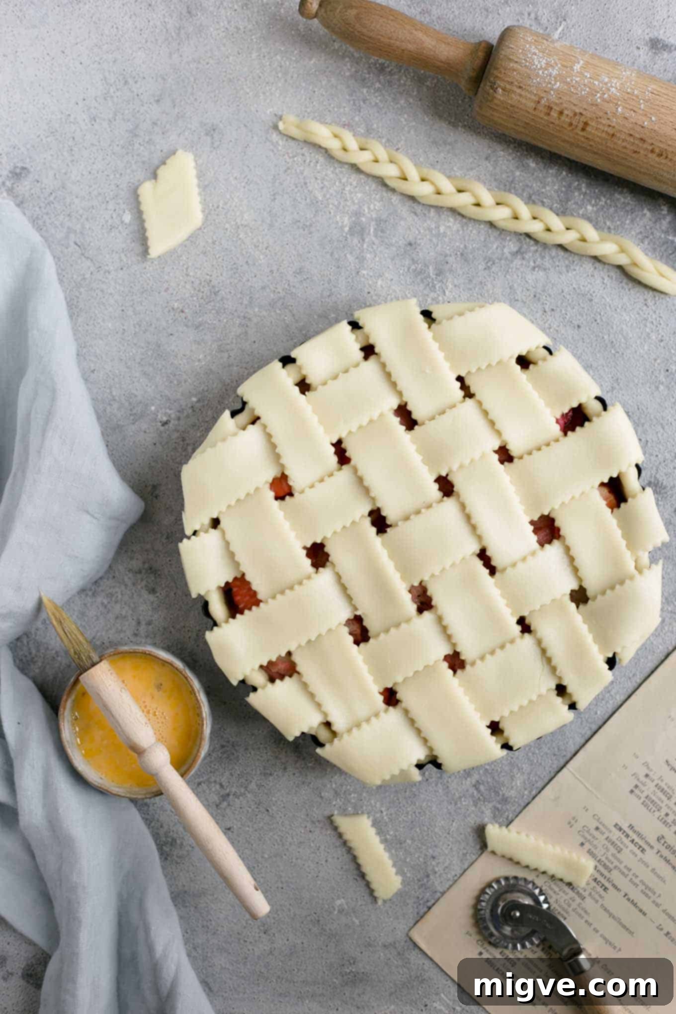 Rhubarb strawberry pie with lattice top. Delicious pie, full of classic flavours! #vegan #vegetarian #rhubarb #pie | via @annabanana.co