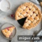 Classic rhubarb strawberry pie. Easy and delicious recipe for a whole family! #vegetarian #rhubarb #pie | via @annabanana.co