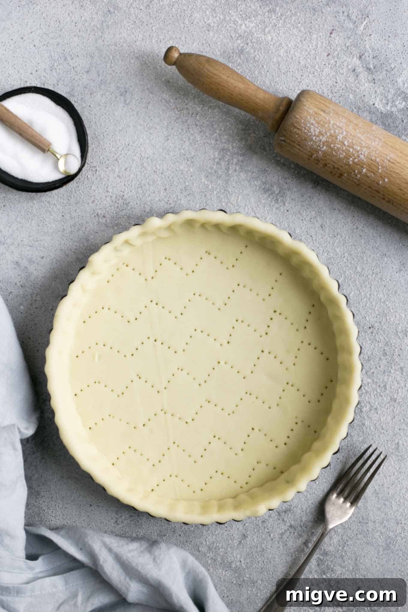 Classic rhubarb strawberry pie. Easy and delicious recipe for a whole family! #vegetarian #rhubarb #pie | via @annabanana.co