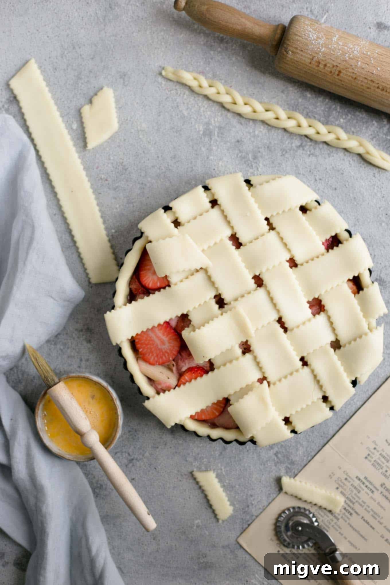 Classic rhubarb strawberry pie. Easy and delicious recipe for a whole family! #vegetarian #rhubarb #pie | via @annabanana.co