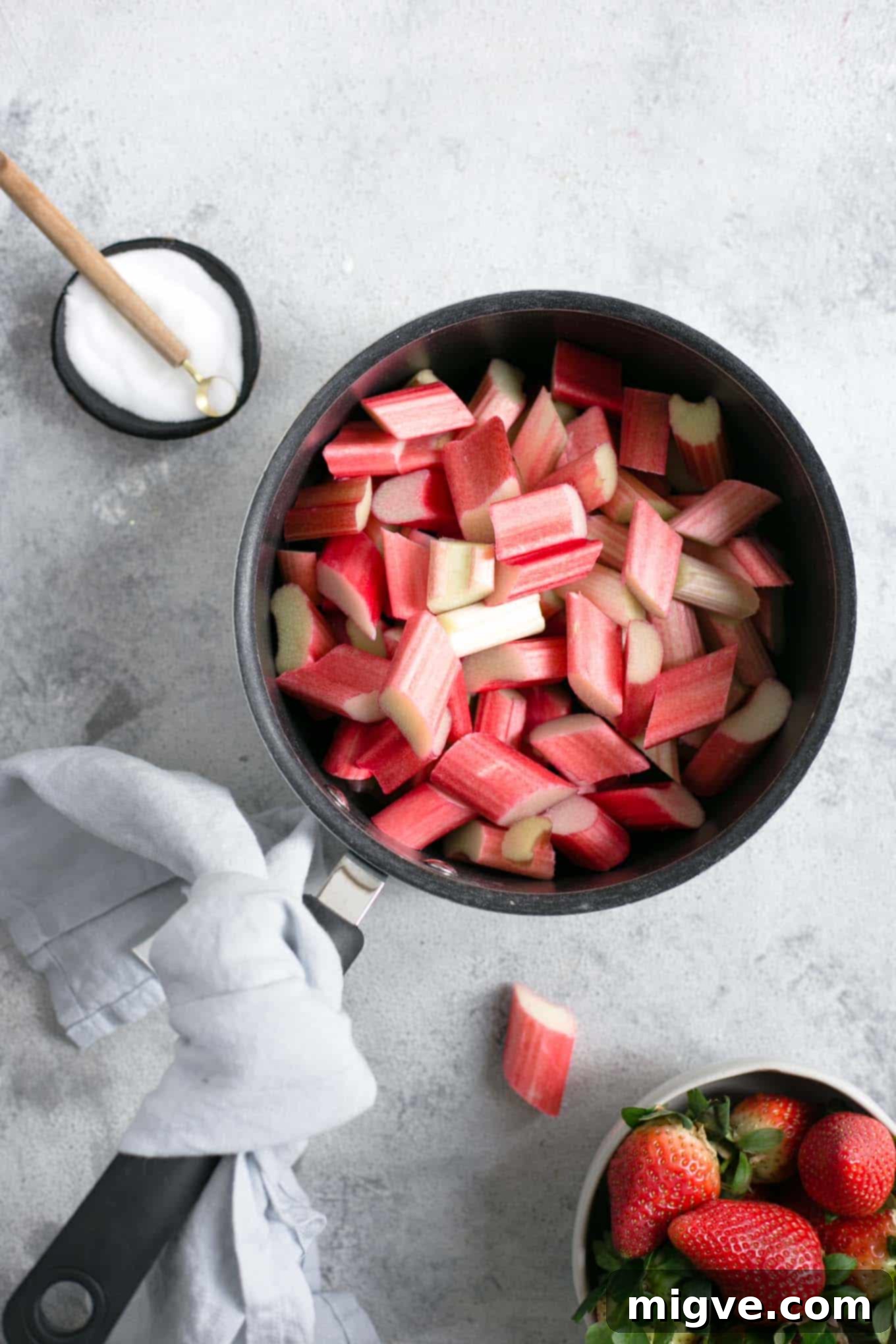 Rhubarb strawberry pie. Easy and tasty recipe for a timeless classic! #rhubarb #vegan #dairyfree | via @annabanana.co