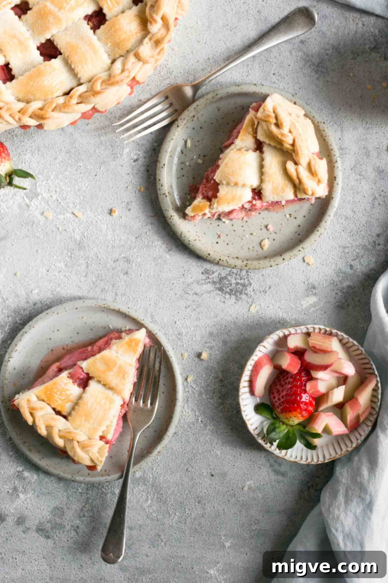 Lattice pie with rhubarb and strawberries. Easy recipe for a delicious classic! #dairyfree #rhubarbpie #strawberries #pie | via @annabanana.co