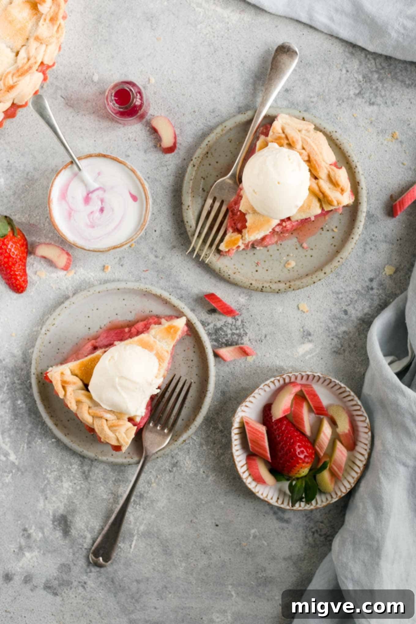 Rhubarb strawberry pie with ice cream. Delicious pie, full of classic flavours! #vegan #vegetarian #rhubarb #pie | via @annabanana.co