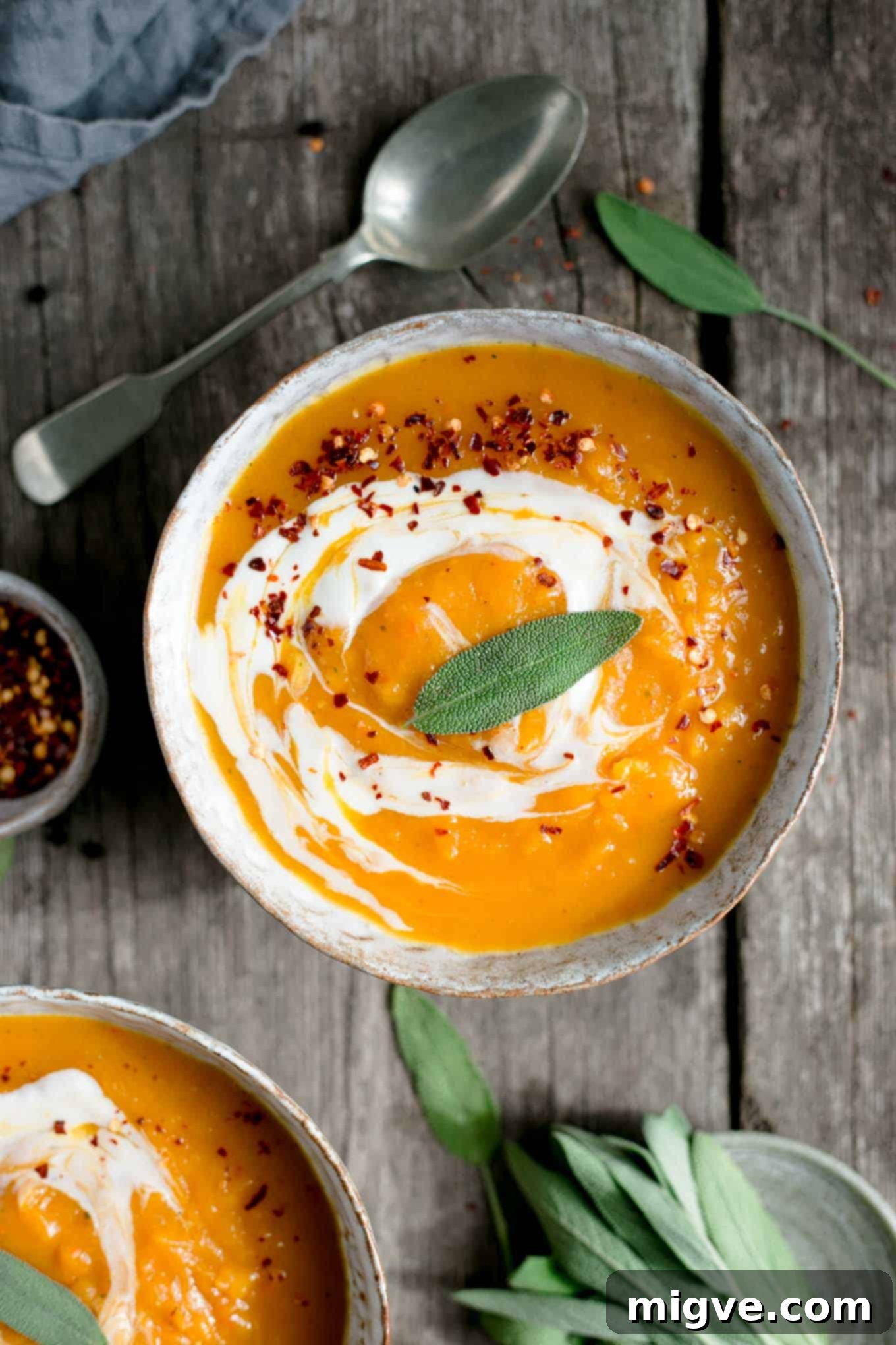 Super simple recipe for delicious spicy butternut squash soup #dairyfree #vegan #butternutsquash | via @annabanana.co