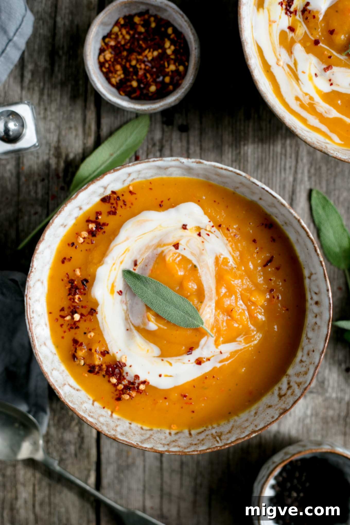 Butternut squash soup recipe #vegan #soup #healthy | via @annabanana.co