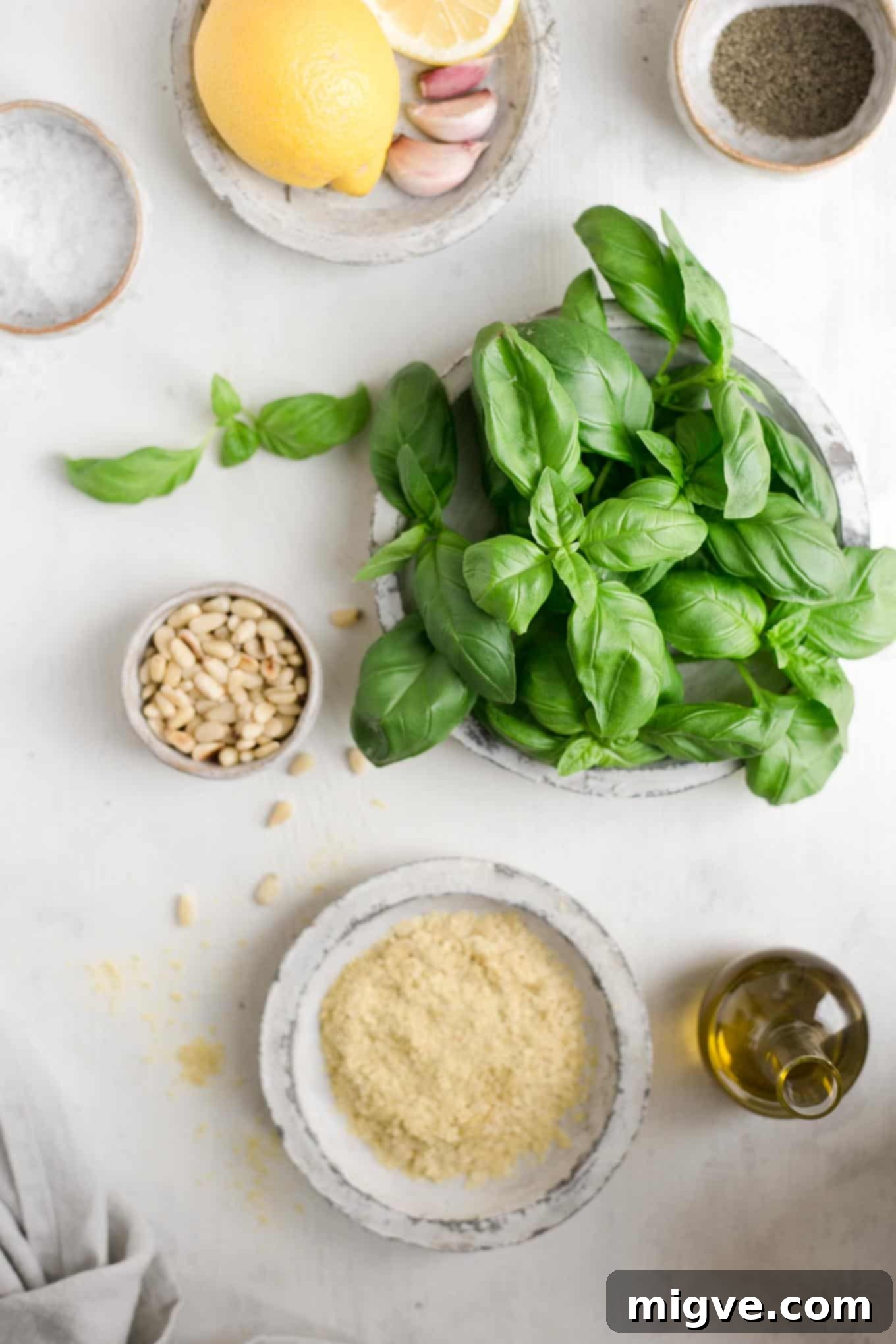 5-minute easy vegan pesto recipe #veganrecipe #pesto #dairyfree | via @annabanana.co
