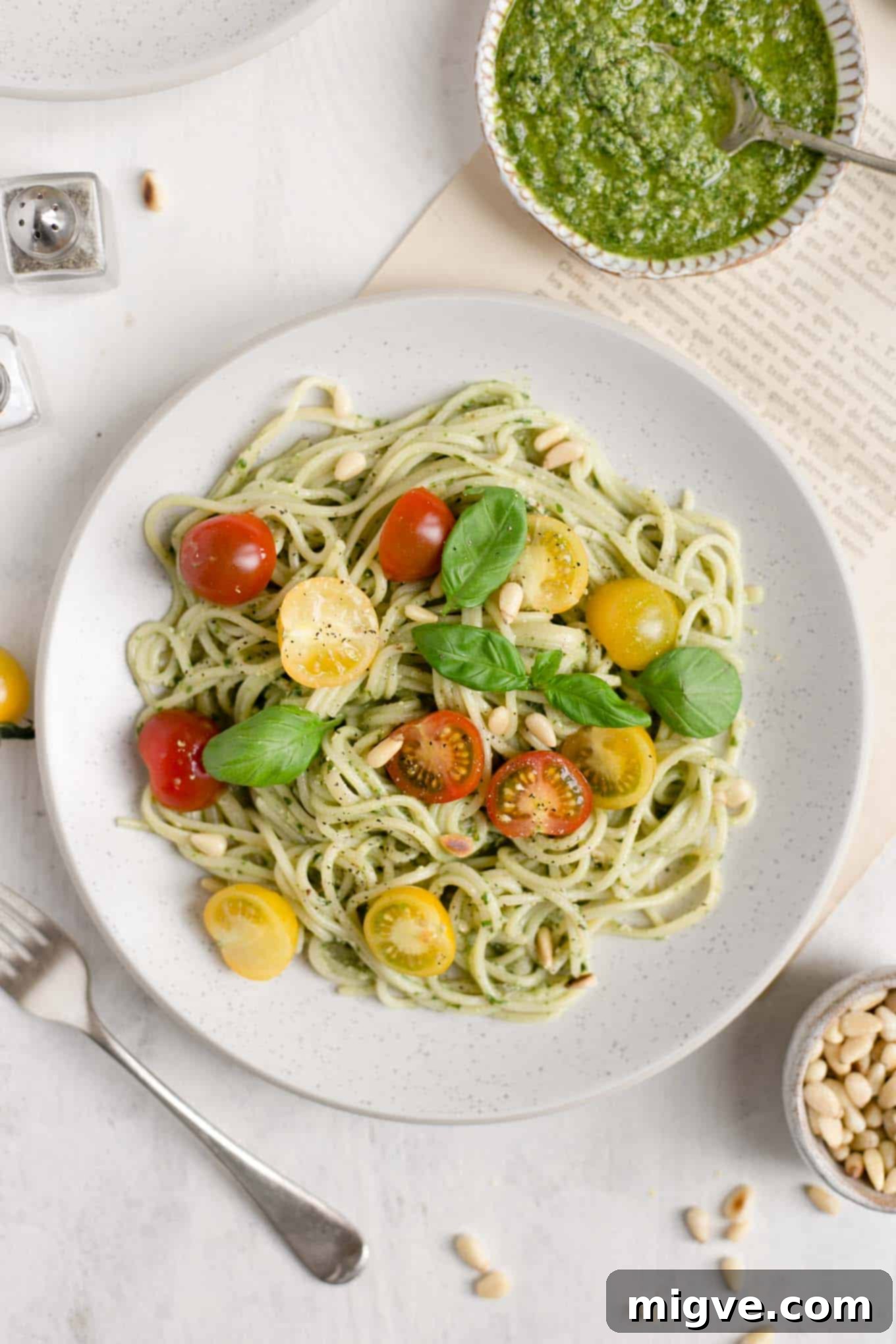 5-minute easy vegan pesto recipe! Quick and easy recipe for classic basil pesto! #vegan #veganrecipe #pesto | via @annabanana.co