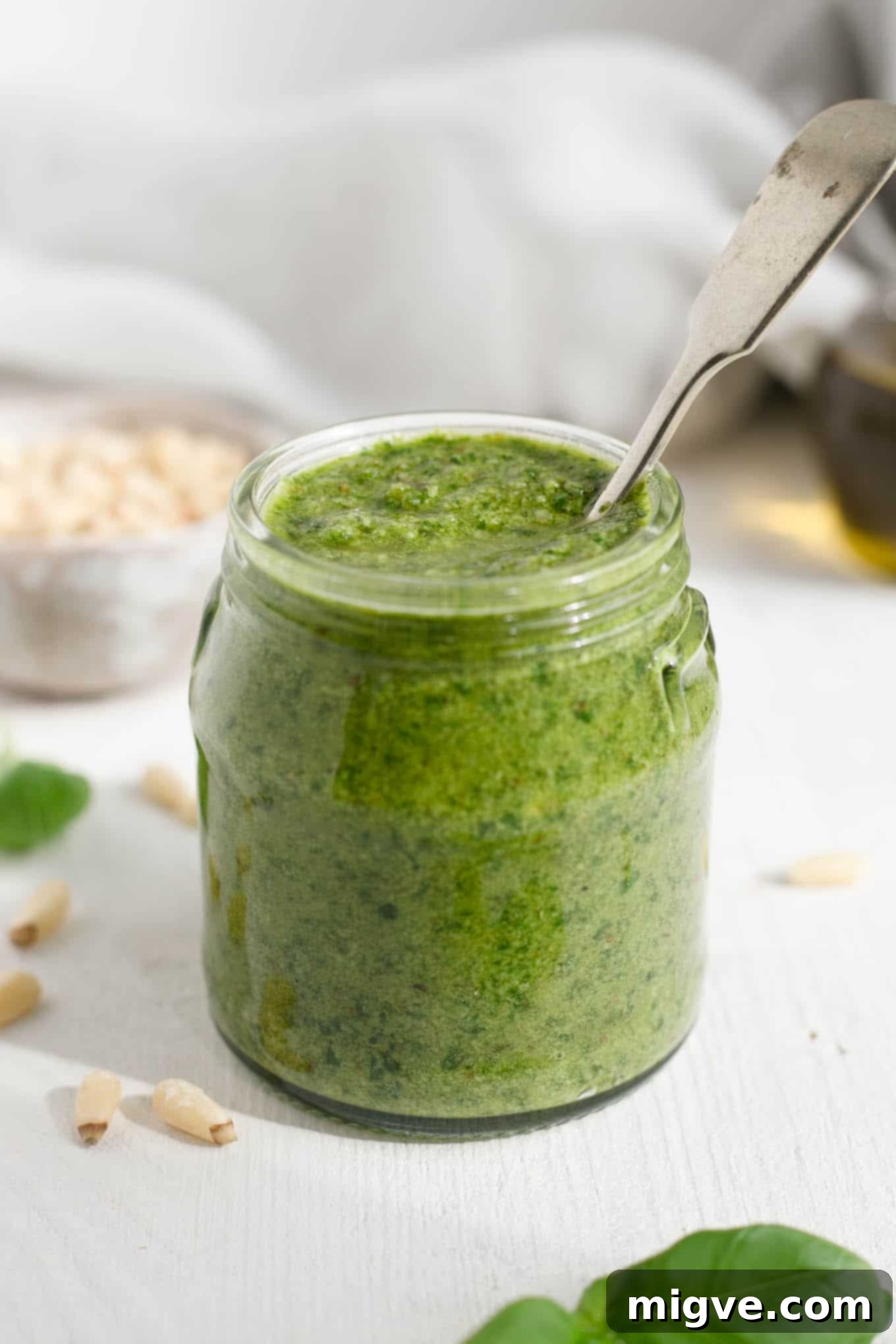 5-minute vegan pesto recipe! Super quick and easy recipe for classic basil pesto #veganrecipe #dairyfree #pesto | via @annabanana.co