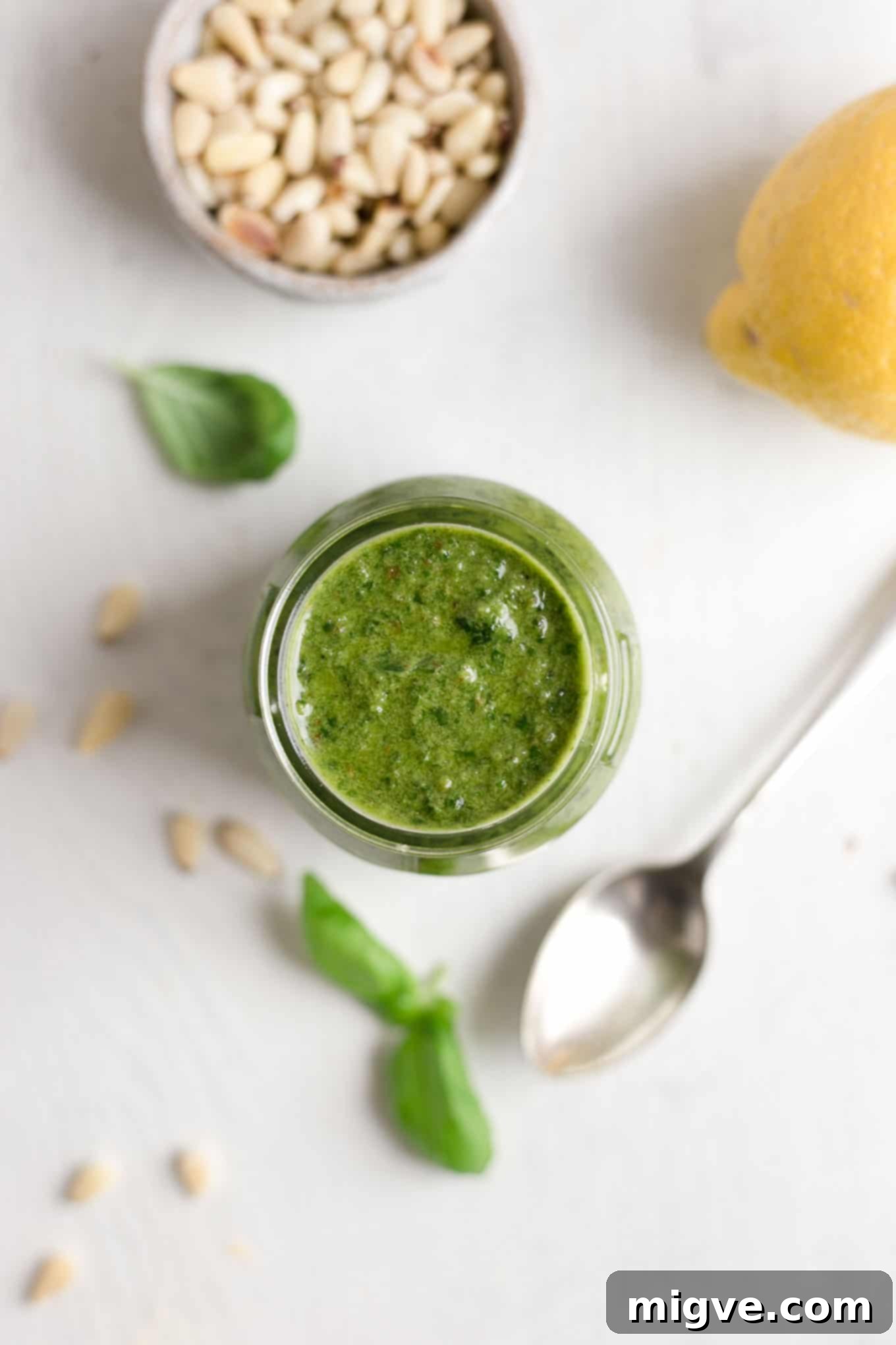 Super simple and totally delicious vegan pesto recipe! #veganrecipe #veganpesto #pesto | via @annabanana.co