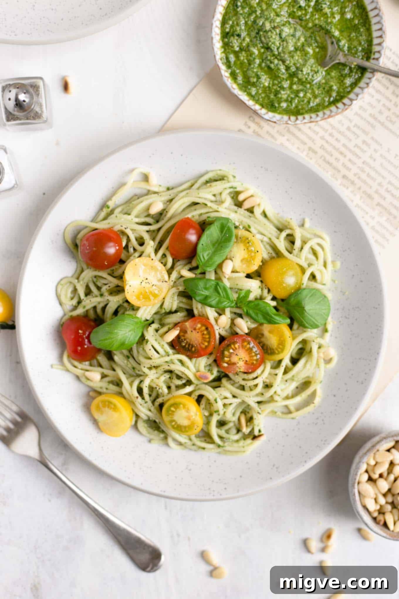 Pesto Pasta with Cherry Tomatoes #veganrecipe #dairyfree #healthyrecipe | via @annabanana.co