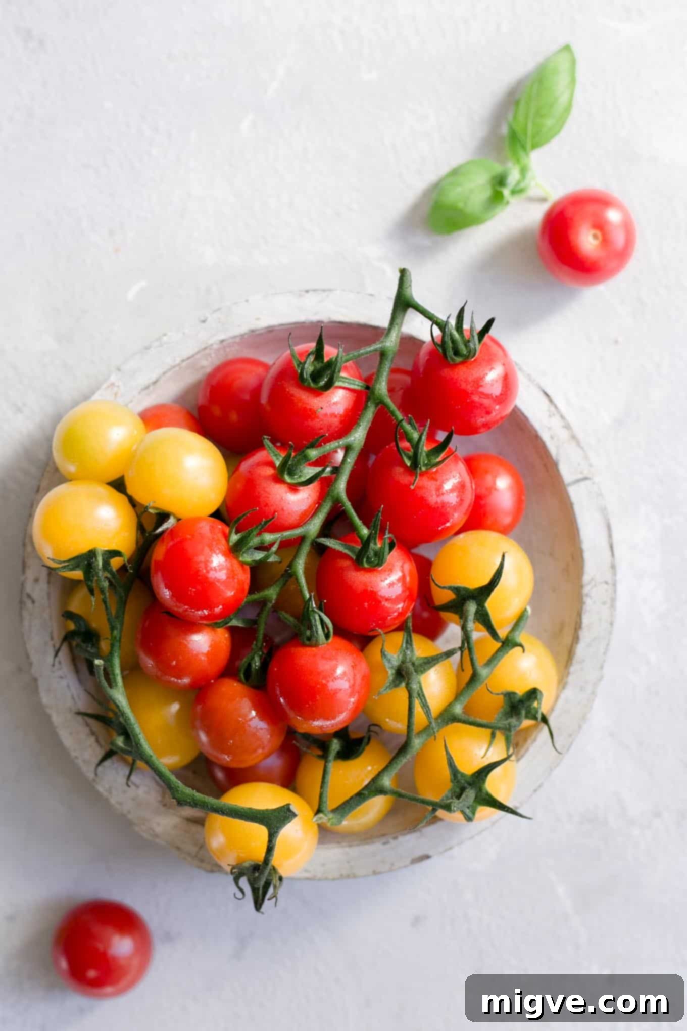 Super quick and easy pesto pasta with cherry tomatoes #vegan #healthyrecipe #veganfood | via @annabanana.co
