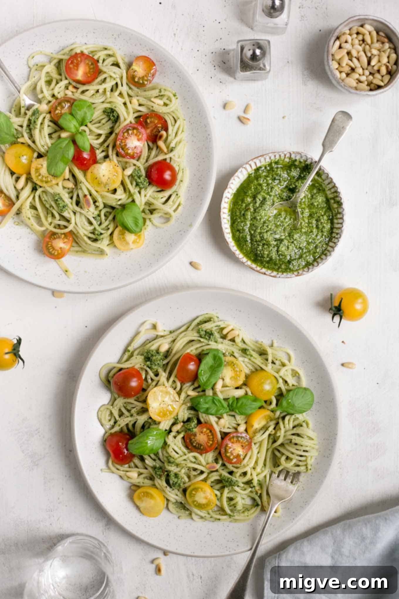 Pesto pasta with cherry tomatoes, ready in just 15 minutes! Easy and healthy lunch or dinner #vegan #veganrecipe #foodphotography | via @annabanana.co