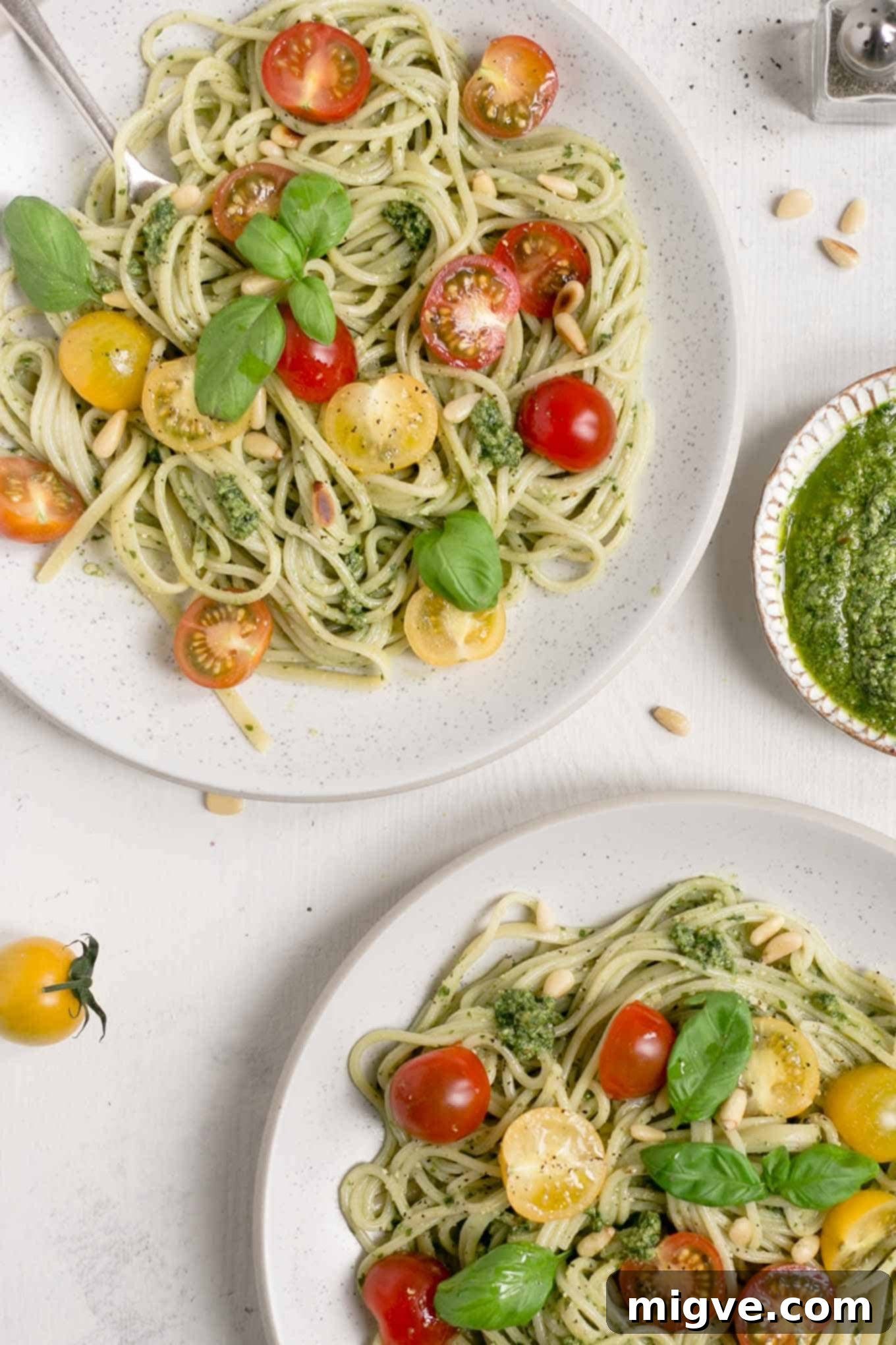 Pesto pasta with juicy cherry tomatoes! Ready in 15 minutes! #veganrecipe #dairyfree #healthyrecipe | via @annabanana.co