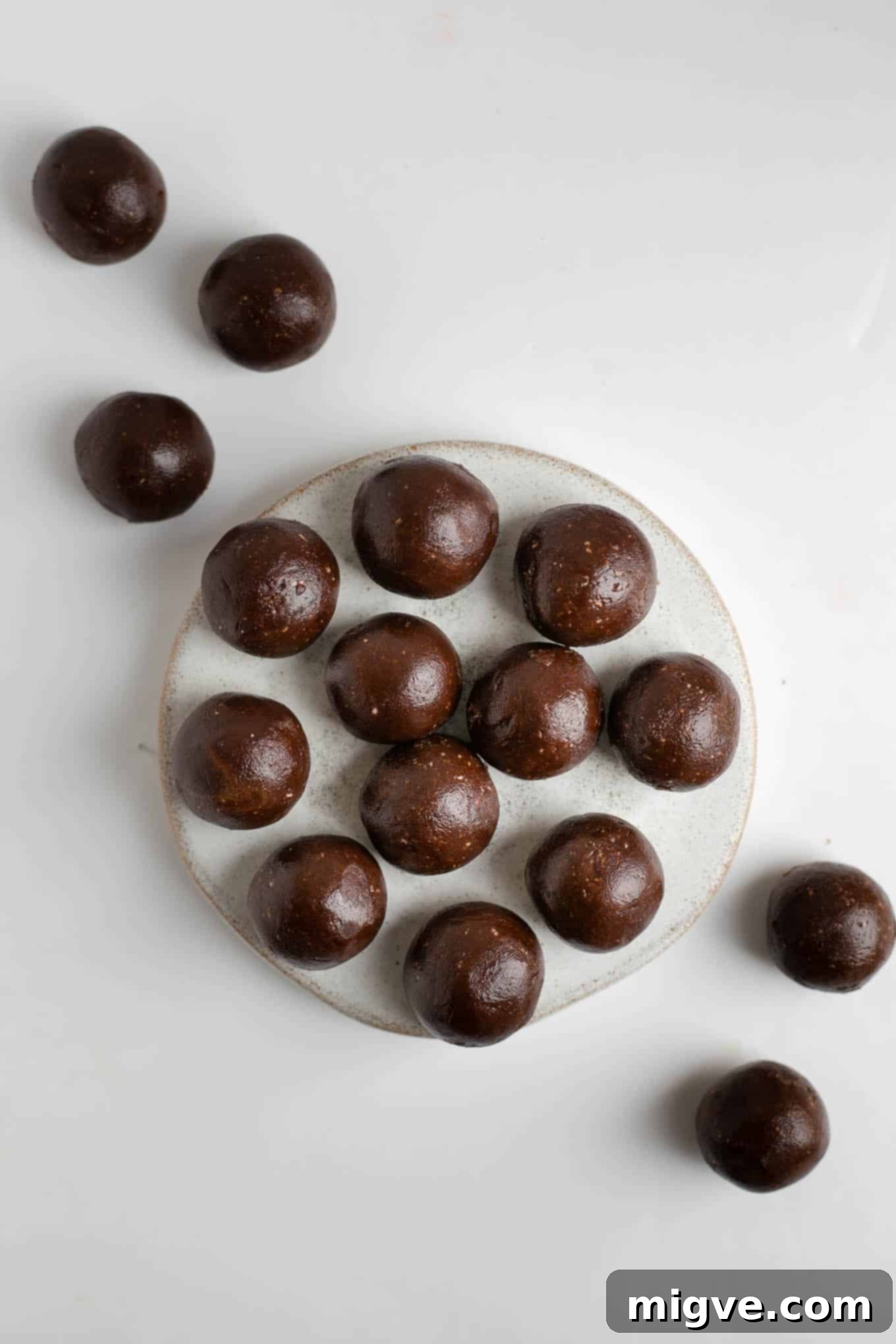 Raw chocolate and peanut butter energy bites! Healthy snack made with only 5 ingredients! #healthyrecipe #rawtreats #energybites | via @annabanana.co