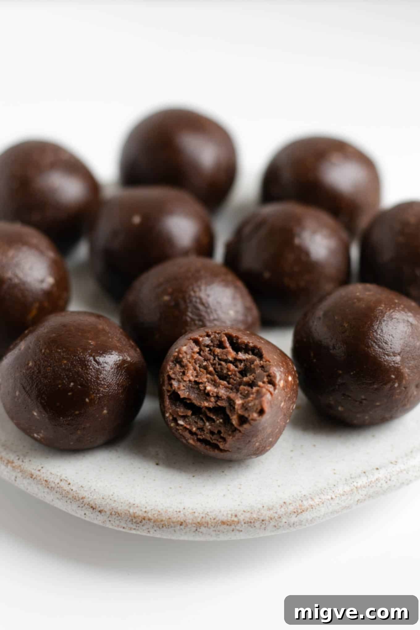 Super easy chocolate and peanut butter energy bites #dairyfree #glutenfreerecipe #veganfood | via @annabanana.co