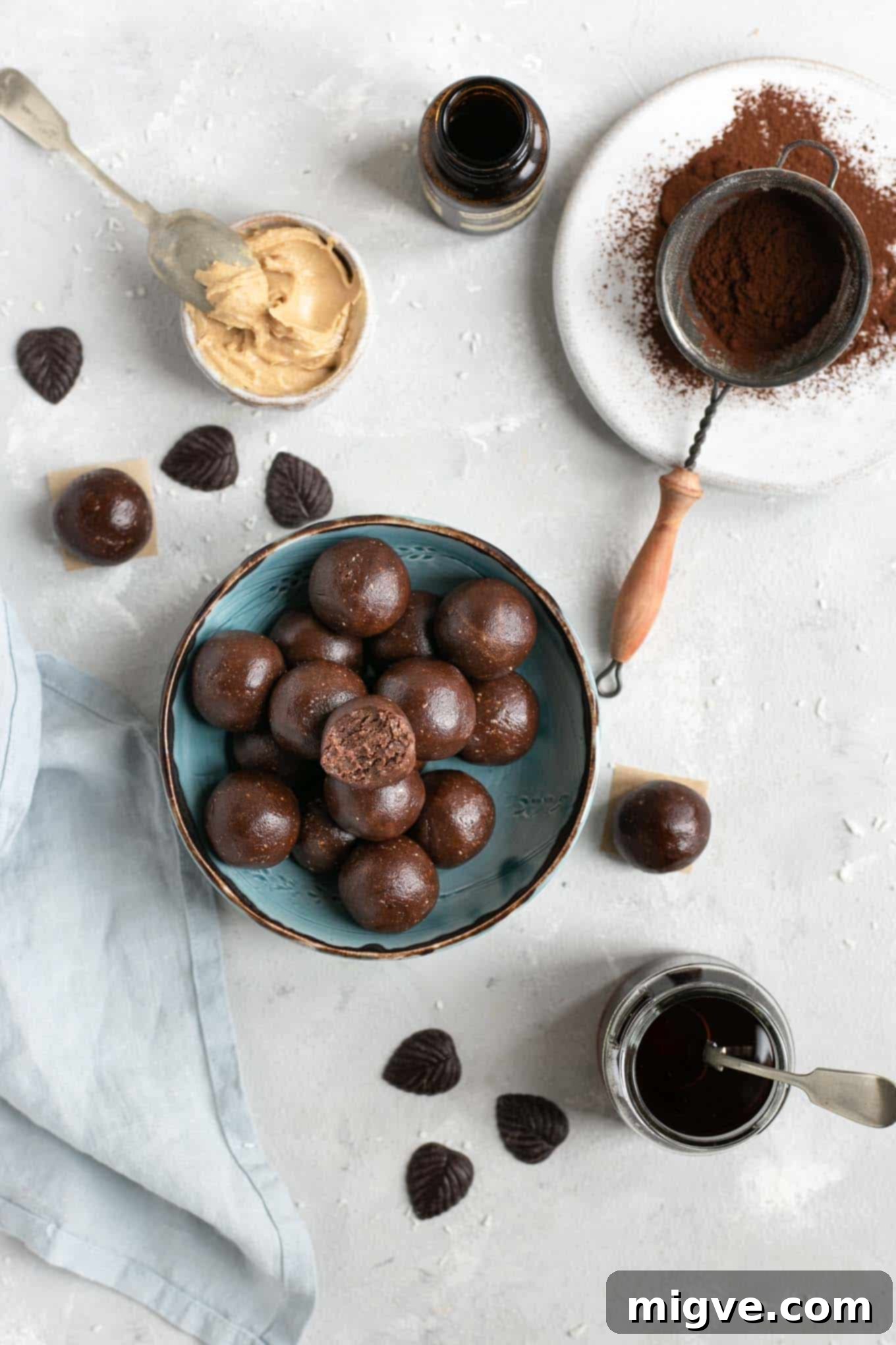 Protein packed chocolate peanut butter energy bites! Healthy snack made with only handful of ingredients! #glutenfree #vegansnack #dairyfree | via @annabanana.co