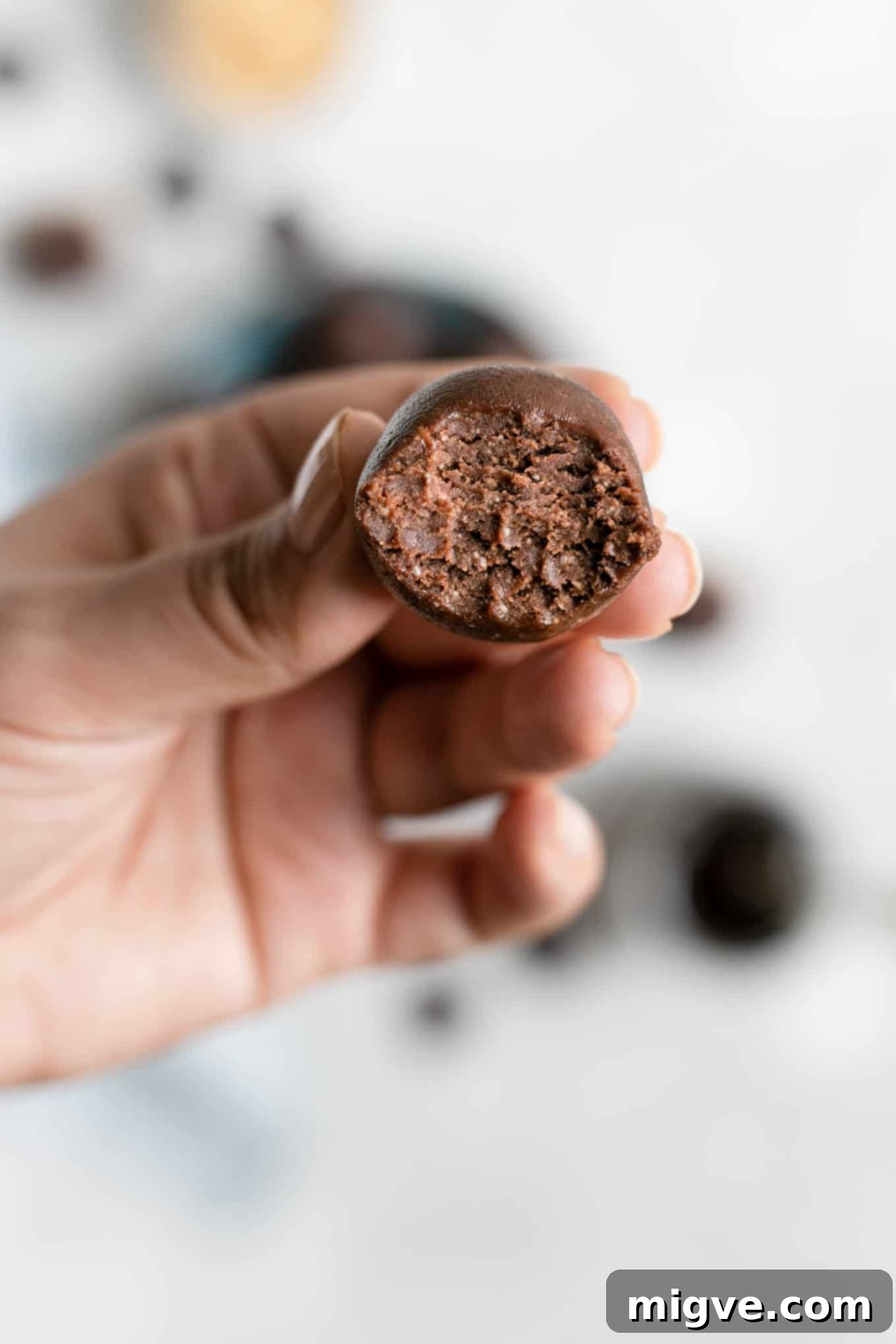 Chocolate peanut butter energy bites. Delicious, healthy and super easy to make snack! #rawsnack #veganrecipe #foodphotography | via @annabanana.co