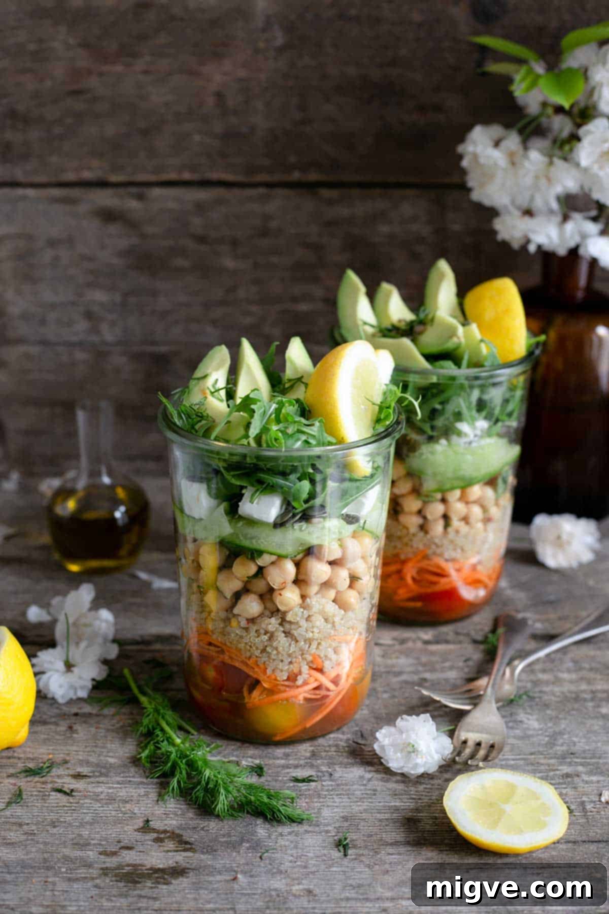 Tomato and quinoa salad jars, fun, healthy and delicious way to prep your meals! Vegan recipe, salad jar, healthy eating idea.