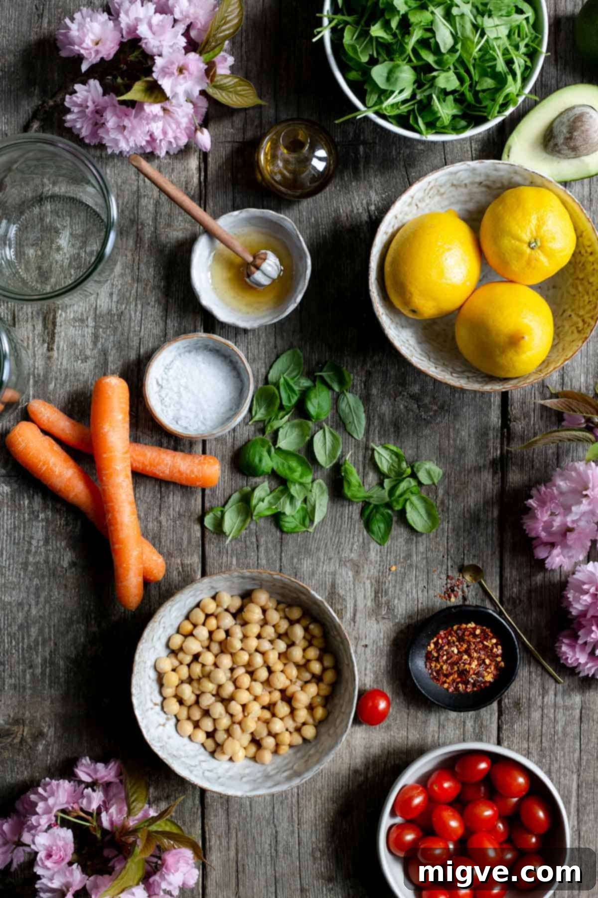 Salad jars with cherry tomatoes and quinoa, a delicious and healthy idea for a grab-and-go lunch or meal prep for vegetarians.