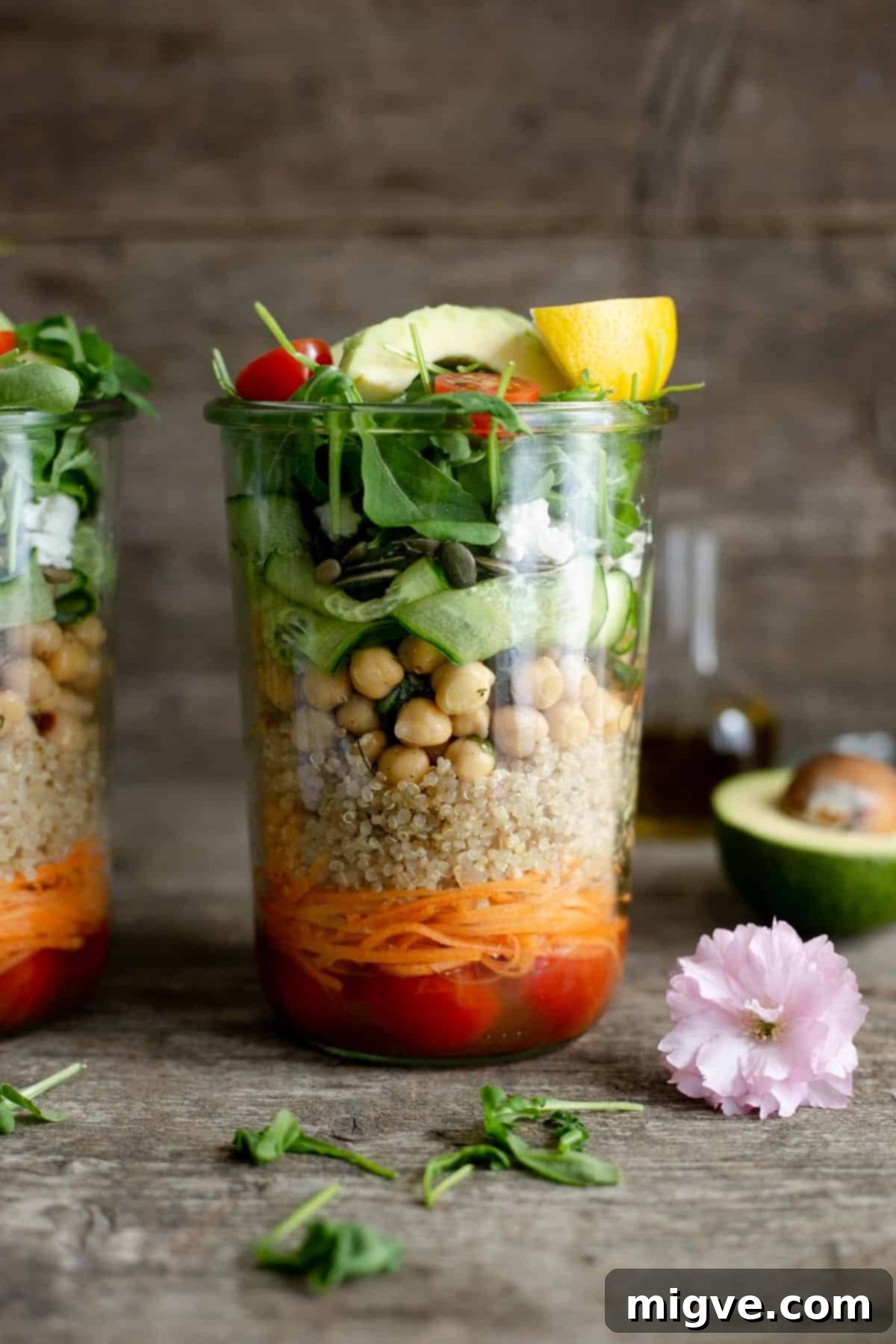 Tomato and quinoa salad jars. Easy and fun way to prepare your work lunch! Vegan recipes, meal prep, salad jar.