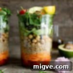 Easy and fun recipe for tomato and quinoa salad jars, perfect for work lunch or a picnic! Salad jars, food photography, meal prep.