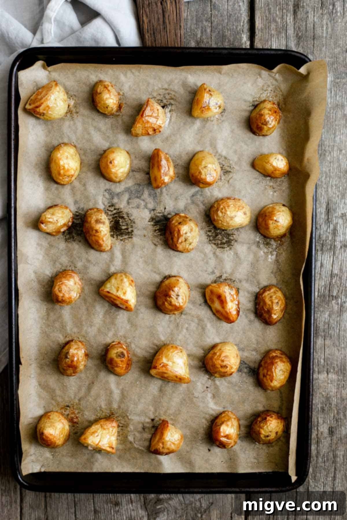 Roasted new potato salad with pesto #vegetarianrecipe #vegan #saladrecipe | via @annabanana.co