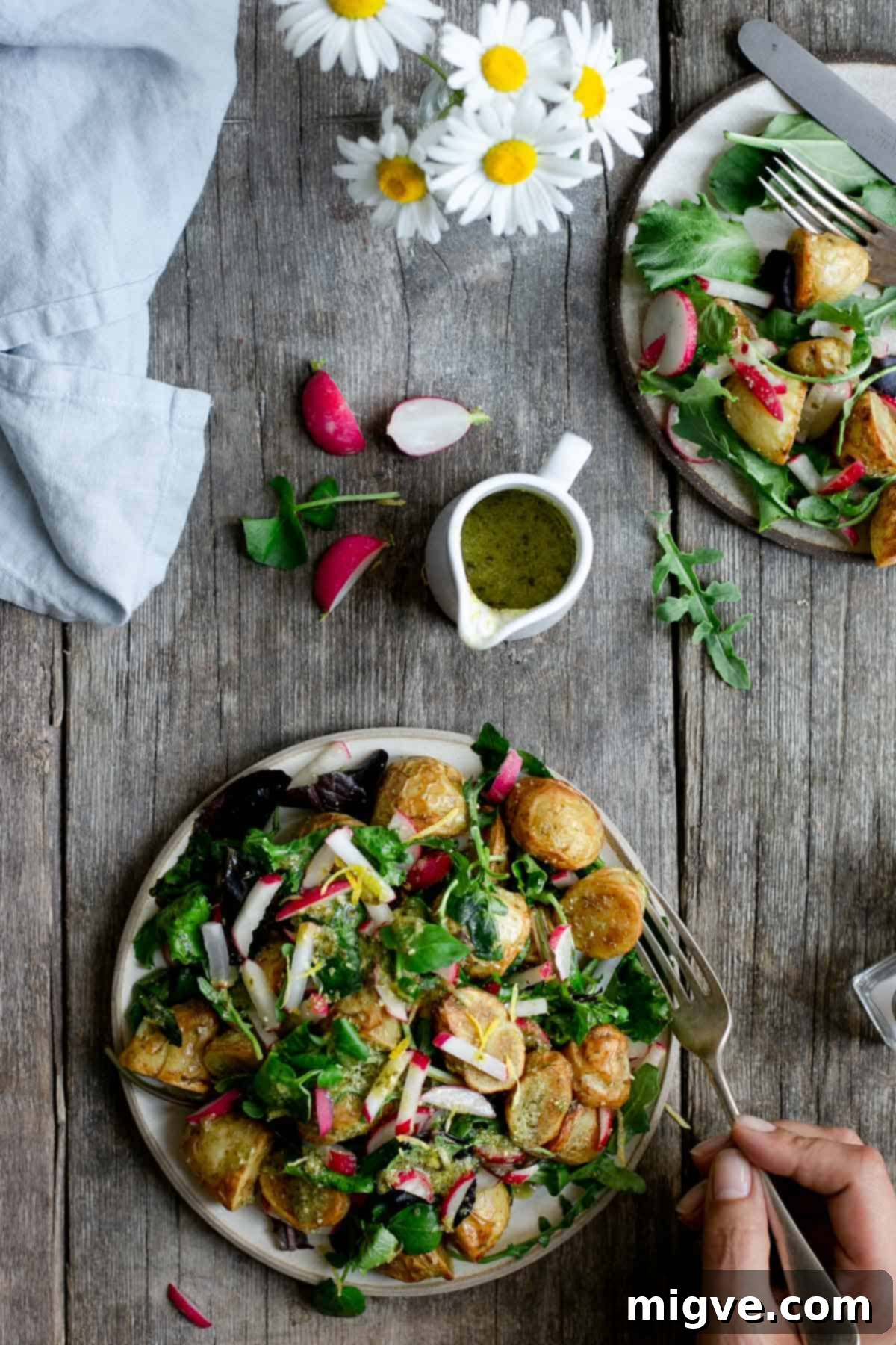 Quick and delicious roasted new potato salad with pesto #dairyfree #healthyrecipe #foodphotography | via @annabanana.co