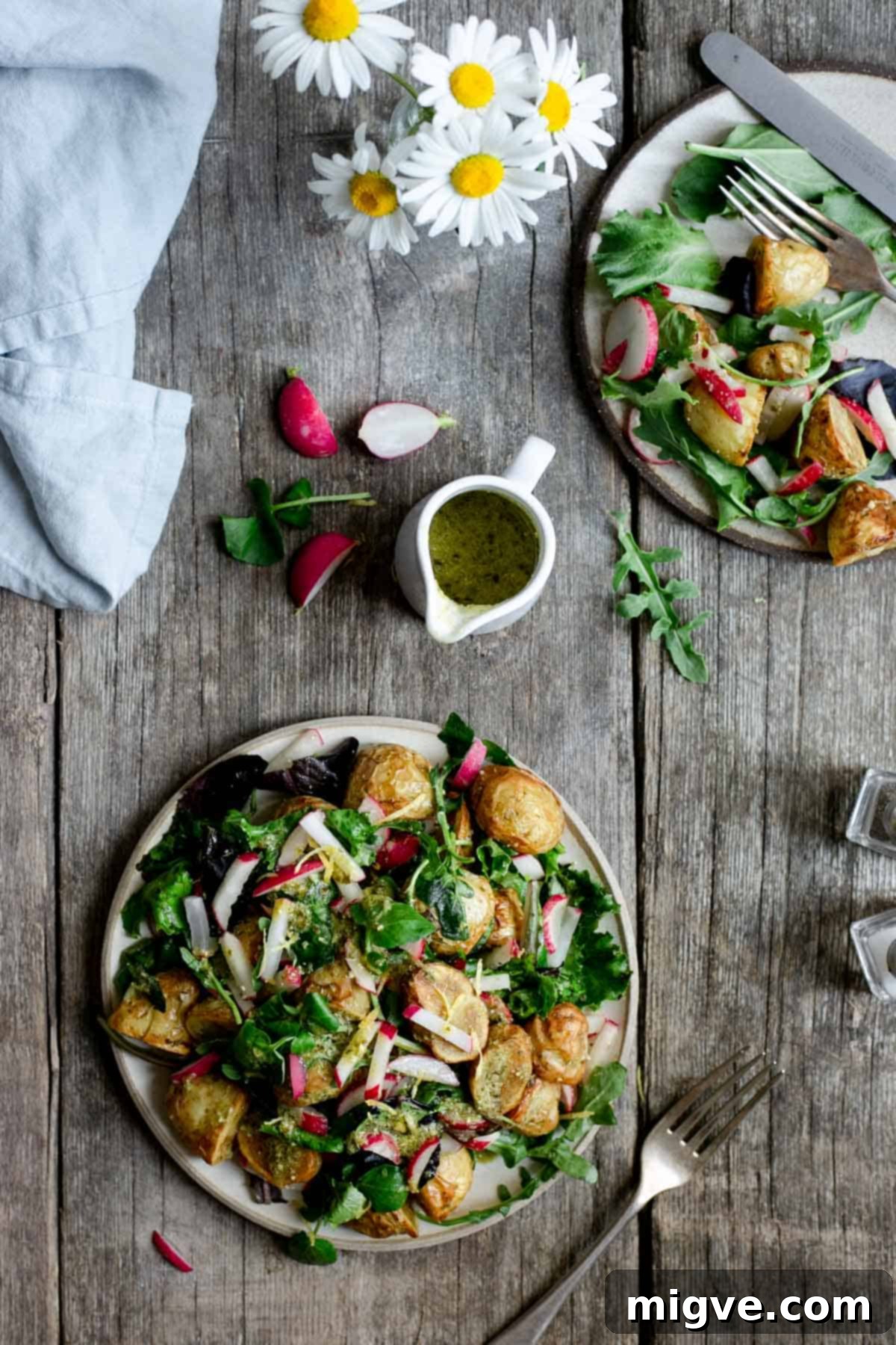 Roasted new potato salad, perfect summer lunch or dinner! #veganrecipe #healthymeal #newpotatosalad | via @annabanana.co