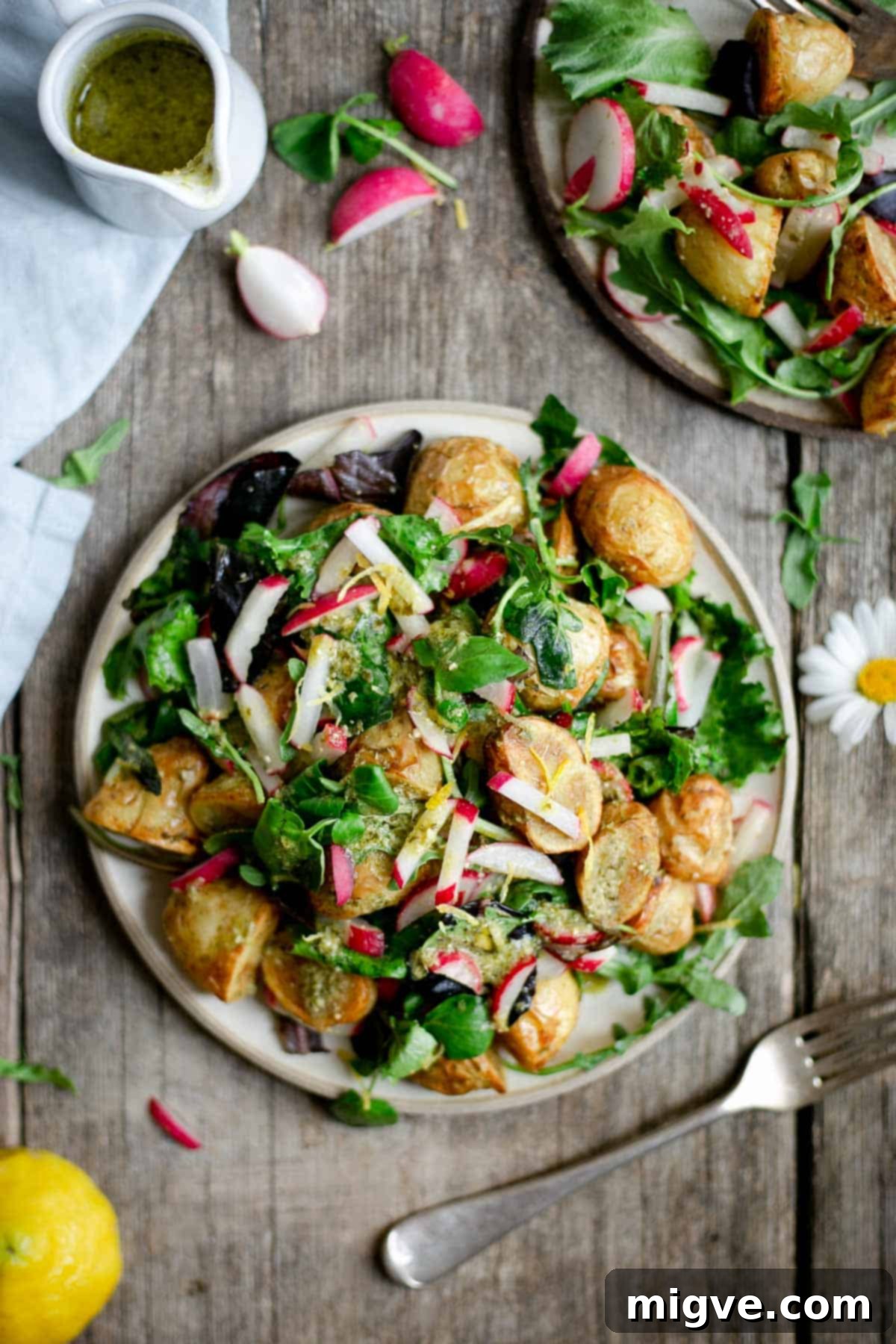 Quick and easy roasted new potato salad with green pesto #newpotatosalad #veganmeals #saladrecipe | via @annabanana.co