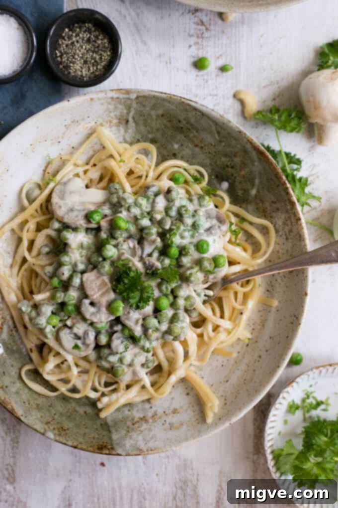 Pasta carbonara made with vegan creamy cashew sauce and mushrooms | via @annabanana.co