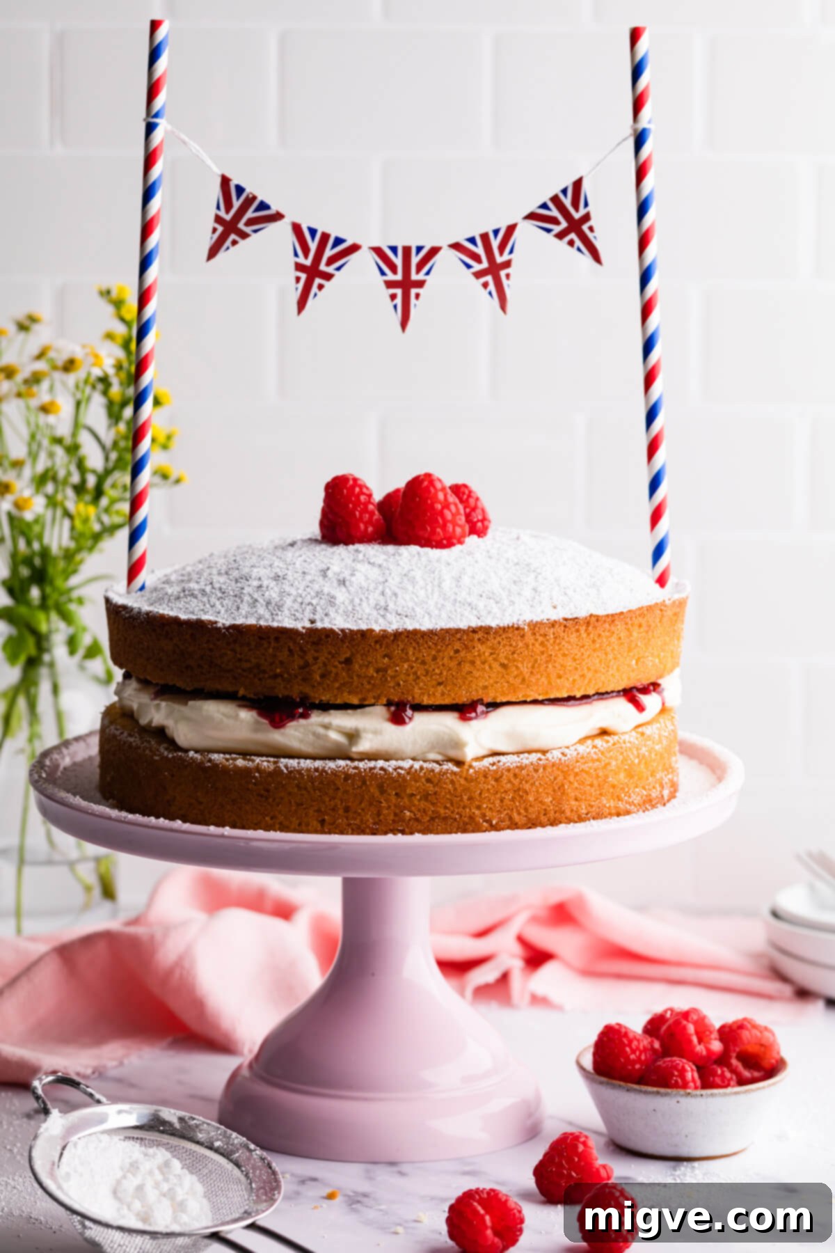 Classic Victoria Sponge 2 straight ahead photo of the victoria sponge on a cake stand