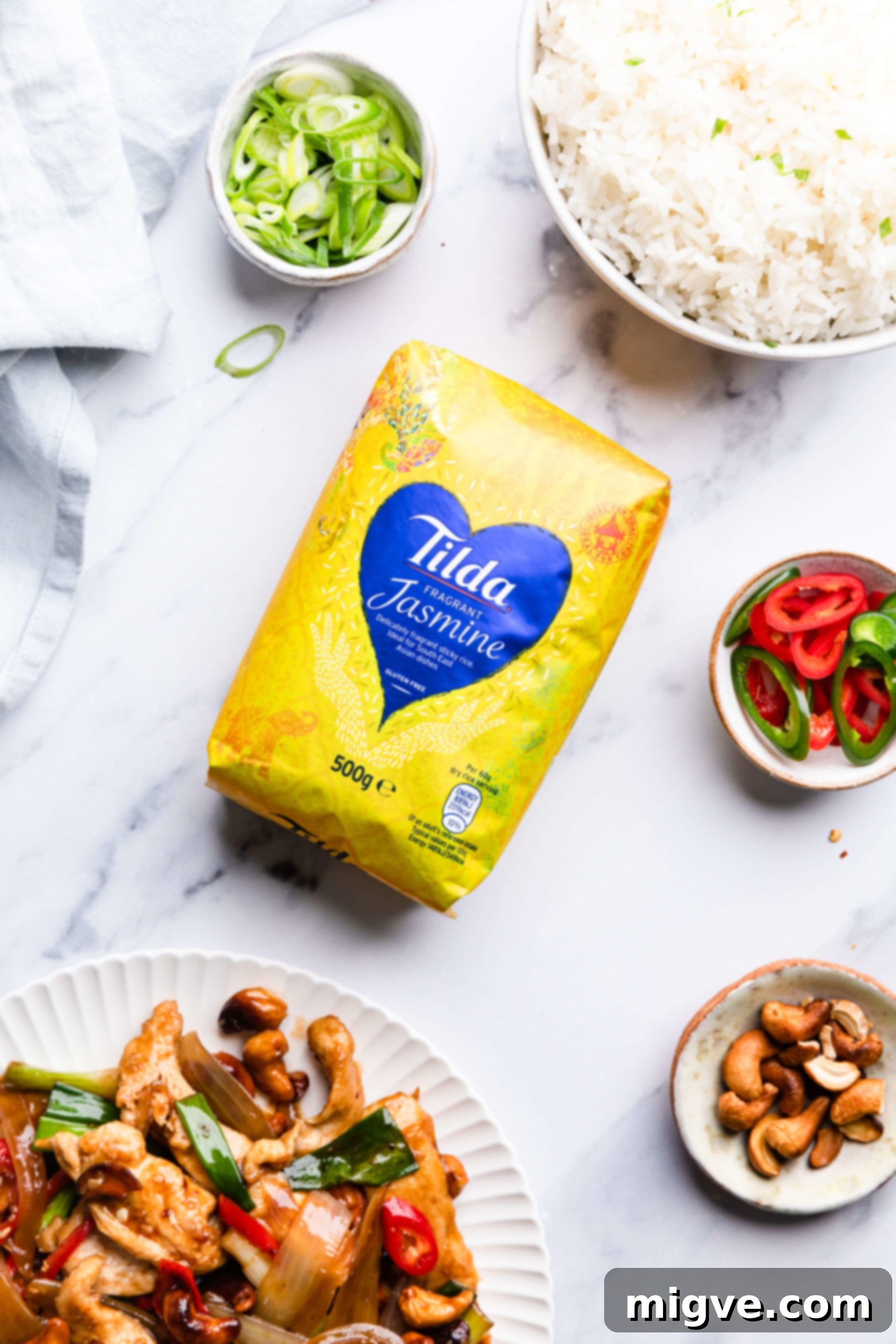 Crunchy Cashew Thai Chicken 11 top view of the cashew chicken and side dishes and rice