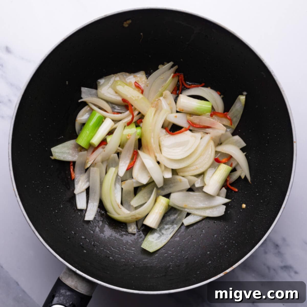 Crunchy Cashew Thai Chicken 7 top down view of vegetables frying in the pan