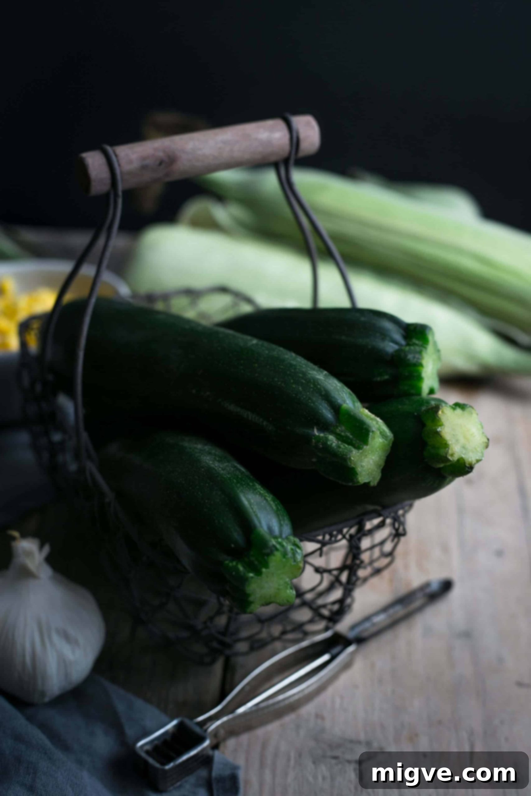 Golden Corn and Zucchini Cakes with a Fiery Dip 2 Super easy courgette and corn fritters with spicy dip | via @annabanana.co