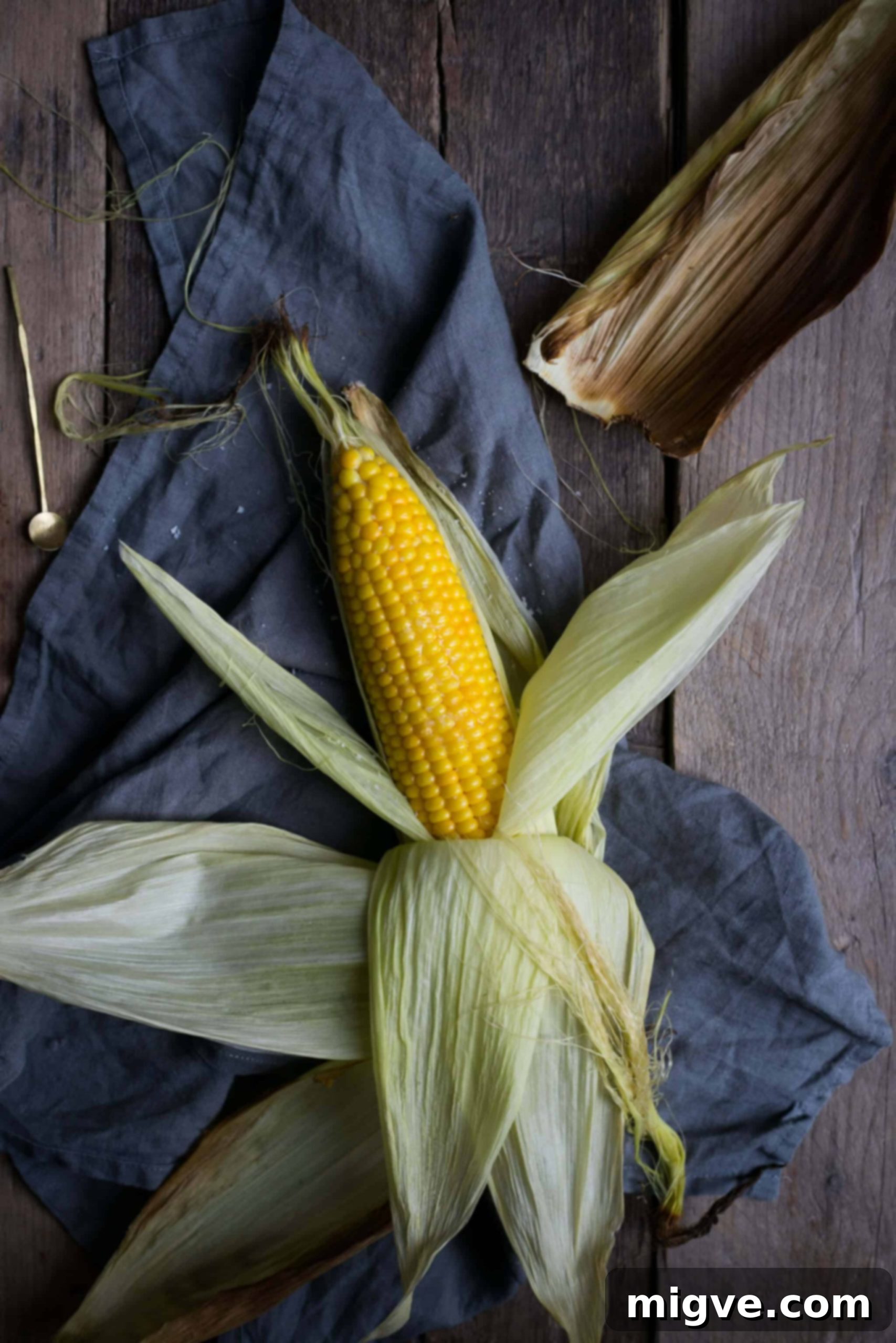 Golden Corn and Zucchini Cakes with a Fiery Dip 4 Corn and courgette fritters | via @annabanana.co