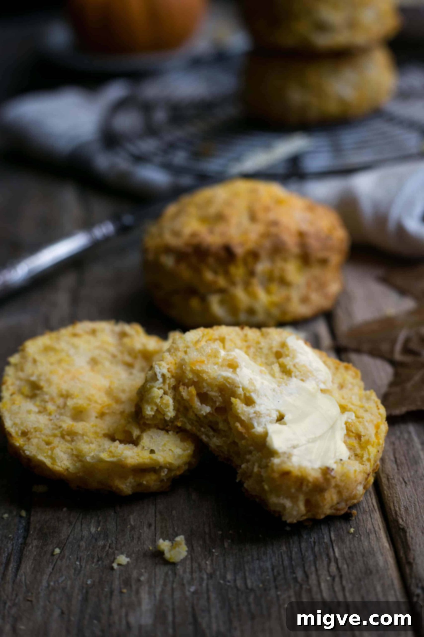 Savoury scones with pumpkin and cheese, a delicious traditional recipe with a seasonal twist. Perfect fall baking. #pumpkin #scones #cheesescones