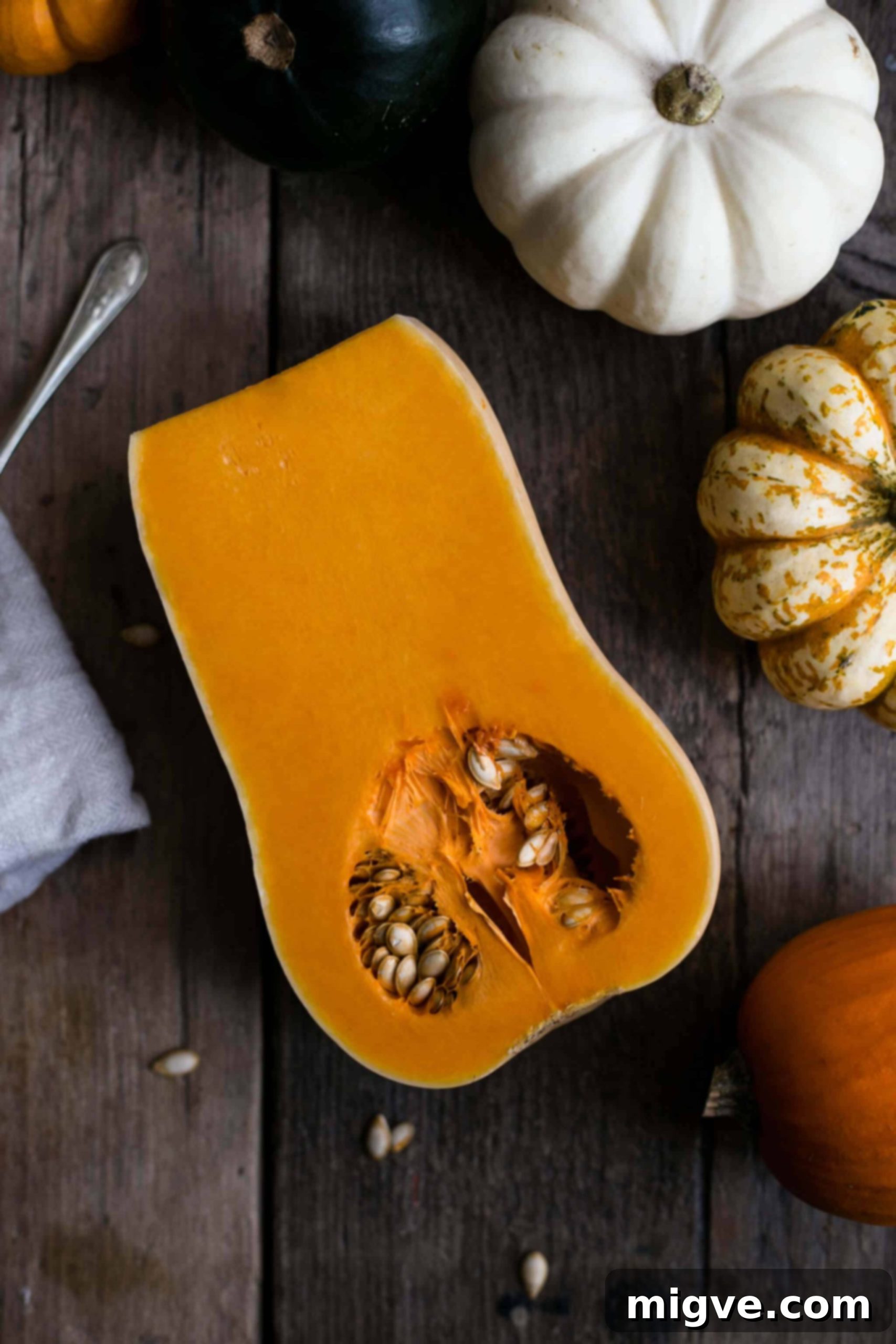 Delicious and easy to make pumpkin scones with cheese! Includes a vegan option for all dietary needs. | via @annabanana.co