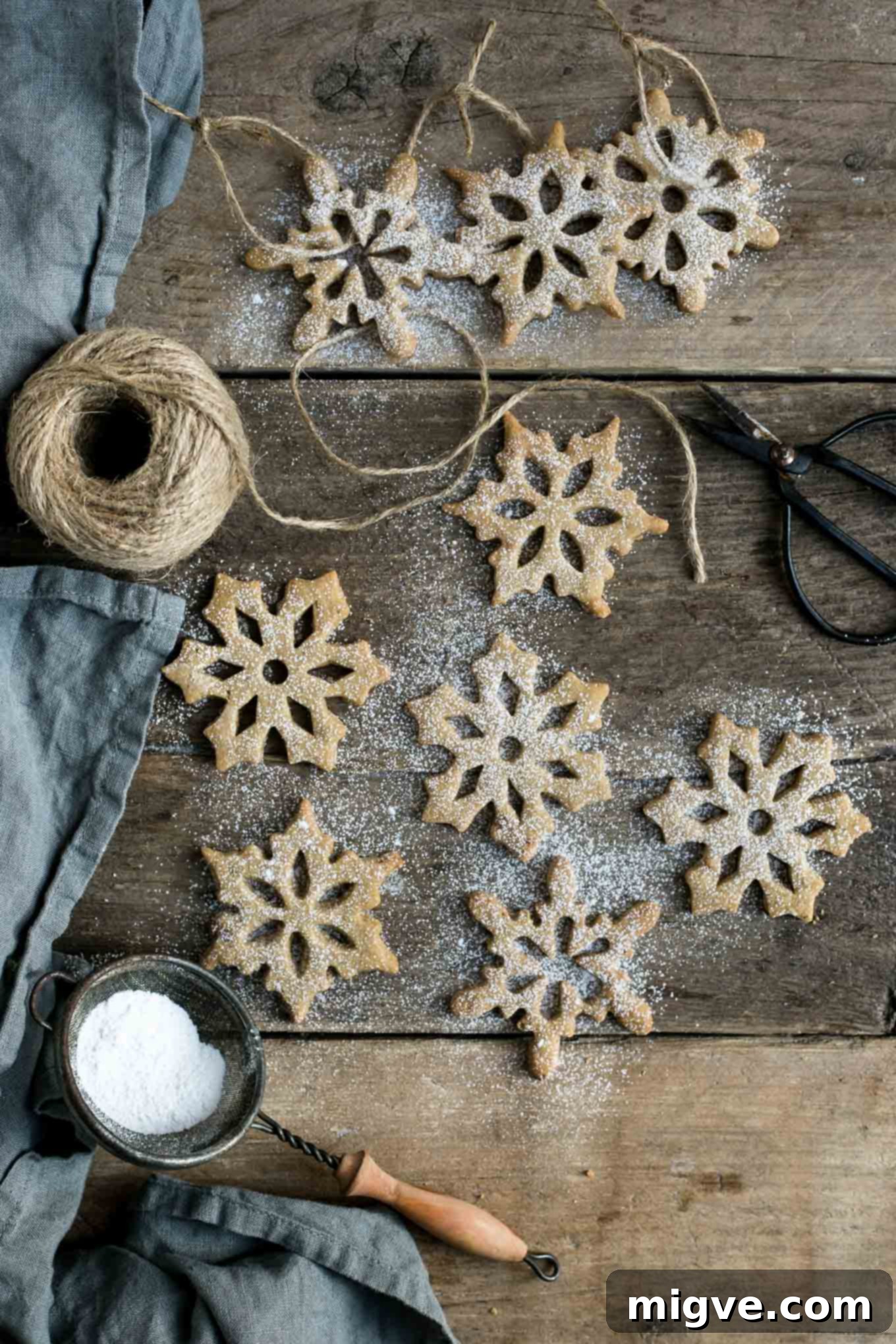 Frosted Cinnamon and Maple Snowflake Cookies 6 Cinnamon & maple snowflake cookies. These melt-in-your-mouth cookies can also be used to decorate your Christmas tree! #cookies #vegan #Christmas | via @annabanana.co