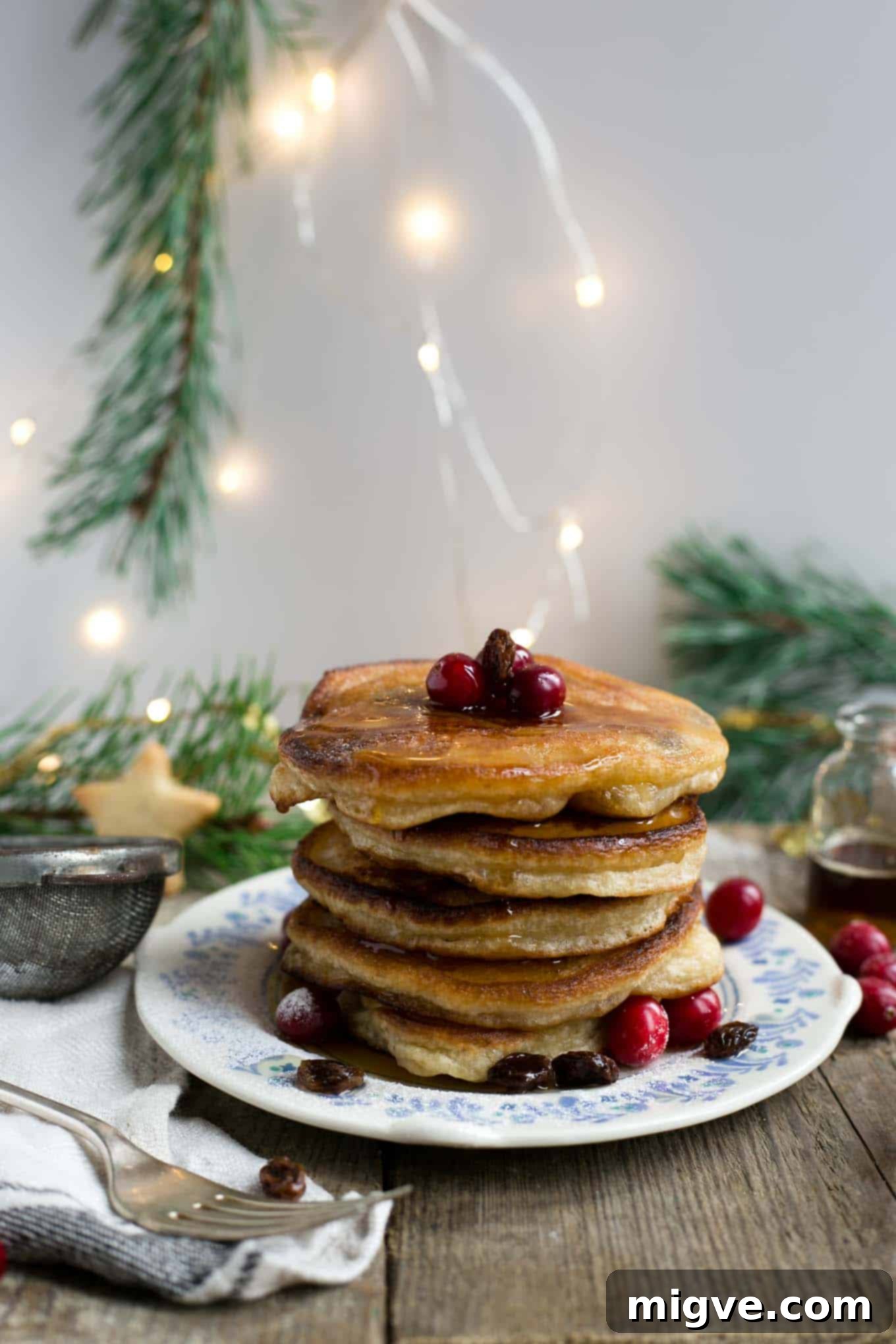 Delicious and festive rum & raisin pancakes, perfect for a cozy Christmas breakfast.