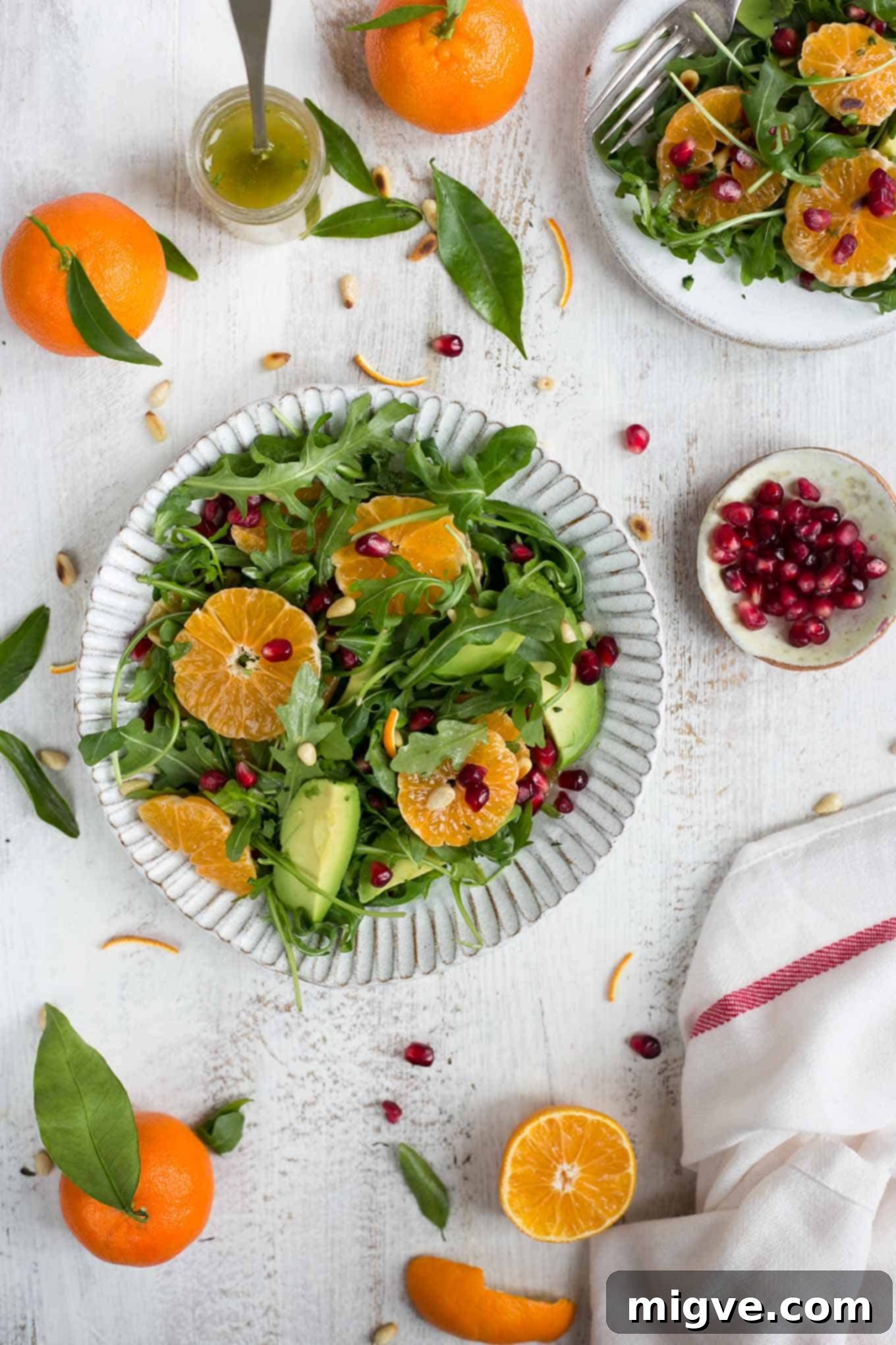 Refreshing avocado and clementine salad with juicy pomegranate and tangy dressing #vegan #salad #healthy | via @annabanana.co