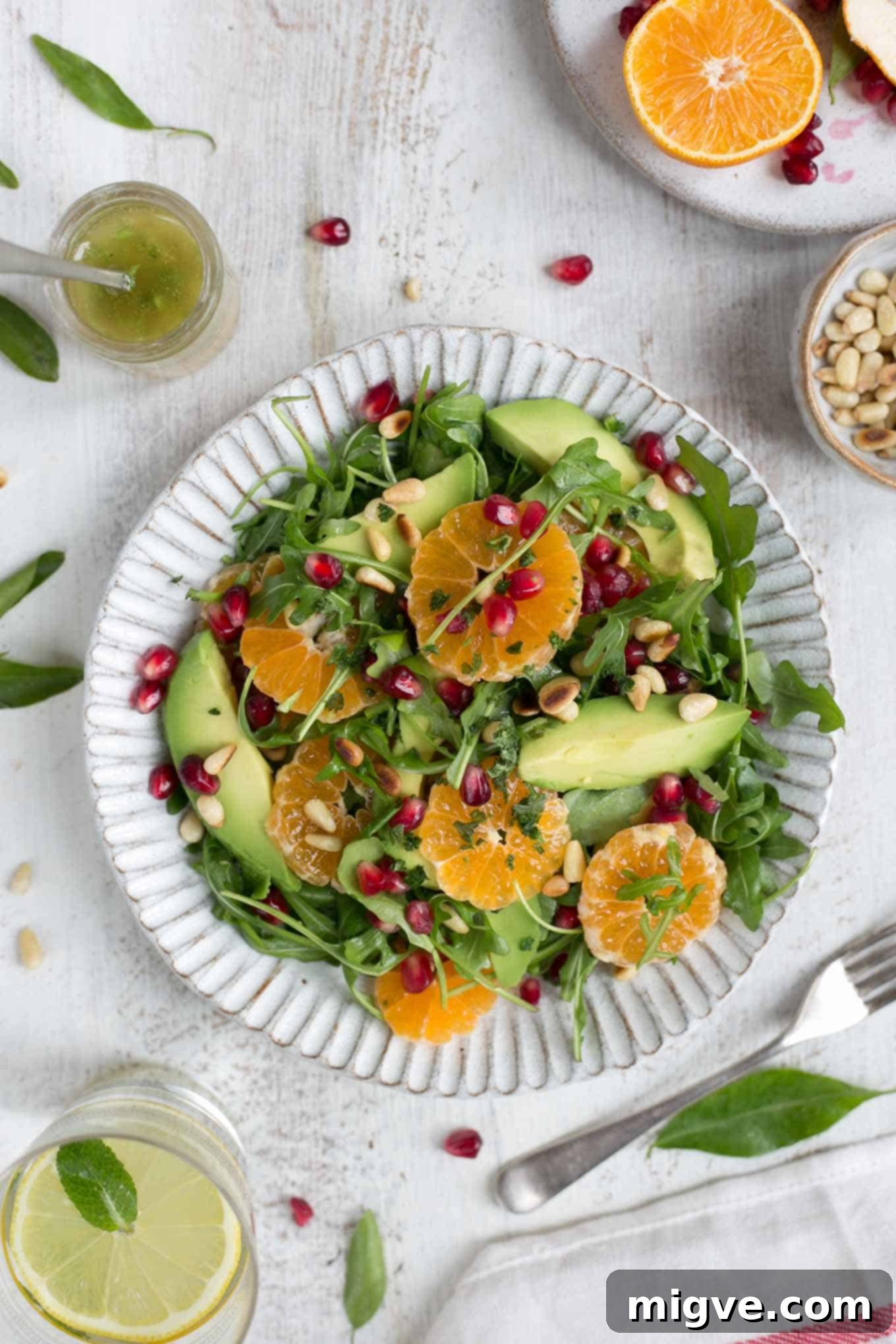 Refreshing clementine salad with avocado and pomegranate, drizzled with tangy dressing #vegan #salad #clementine | via @annabanana.co